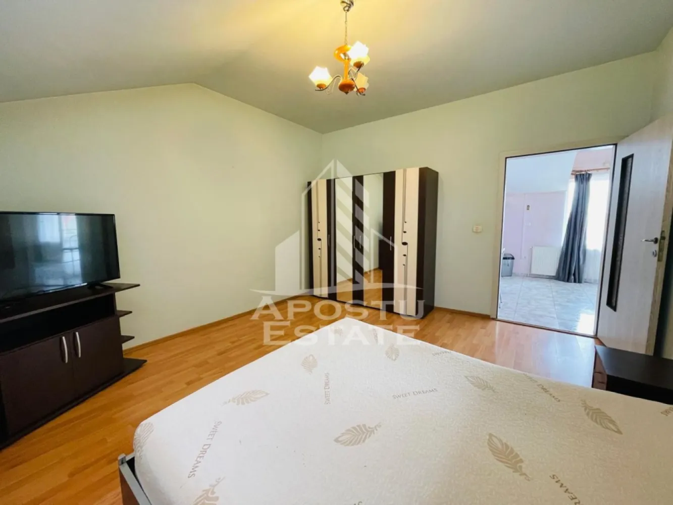 Apartament 2 camere/ Intim/ 80MP - Apostu Estate va propune spre închiriere apartament spațios cu 2 camere și o suprafață generoasă de 80 mp, situat în zona Piața Spitalului. 
Locuința are un living imens cu bucătărie open-space și este complet mobilată și utilată, fiind ideală pentru studenți datorită așezării excelente.
Detalii și Facilități Suprafață: 80 mp 
Compartimentare: Living foarte mare cu bucătărie open-space, dormitor spațios, baie, hol.
Dotări: Centrală termică proprie, geamuri termopan, aer condiționat.
Mobilier și Electrocasnice: Complet mobilat și utilat, gata pentru mutare.
Zonă: Ultra-centrală/Piața Spitalului (foarte sigură și liniștită). 
Aproape de Spitalul Județean și principalele facultăți.
Accesibilitate: Stații de mijloace de transport în comun, farmacii, supermarketuri și centre comerciale în imediata apropiere.
CP3128212