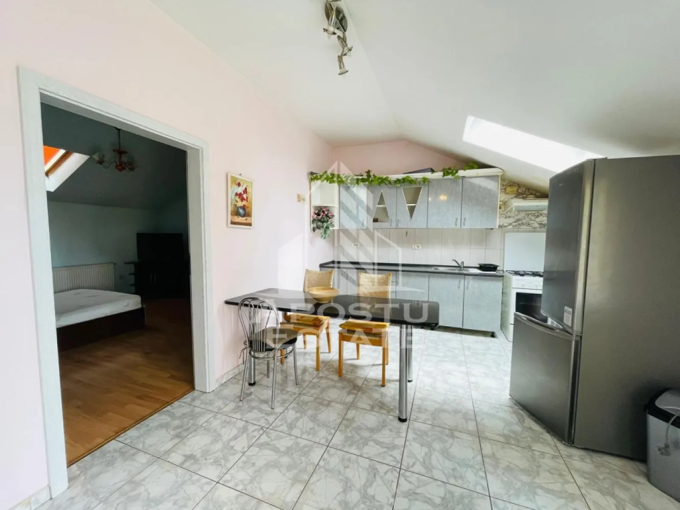 Apartament 2 camere/ Intim/ 80MP - Apostu Estate va propune spre închiriere apartament spațios cu 2 camere și o suprafață generoasă de 80 mp, situat în zona Piața Spitalului. 
Locuința are un living imens cu bucătărie open-space și este complet mobilată și utilată, fiind ideală pentru studenți datorită așezării excelente.
Detalii și Facilități Suprafață: 80 mp 
Compartimentare: Living foarte mare cu bucătărie open-space, dormitor spațios, baie, hol.
Dotări: Centrală termică proprie, geamuri termopan, aer condiționat.
Mobilier și Electrocasnice: Complet mobilat și utilat, gata pentru mutare.
Zonă: Ultra-centrală/Piața Spitalului (foarte sigură și liniștită). 
Aproape de Spitalul Județean și principalele facultăți.
Accesibilitate: Stații de mijloace de transport în comun, farmacii, supermarketuri și centre comerciale în imediata apropiere.
CP3128212