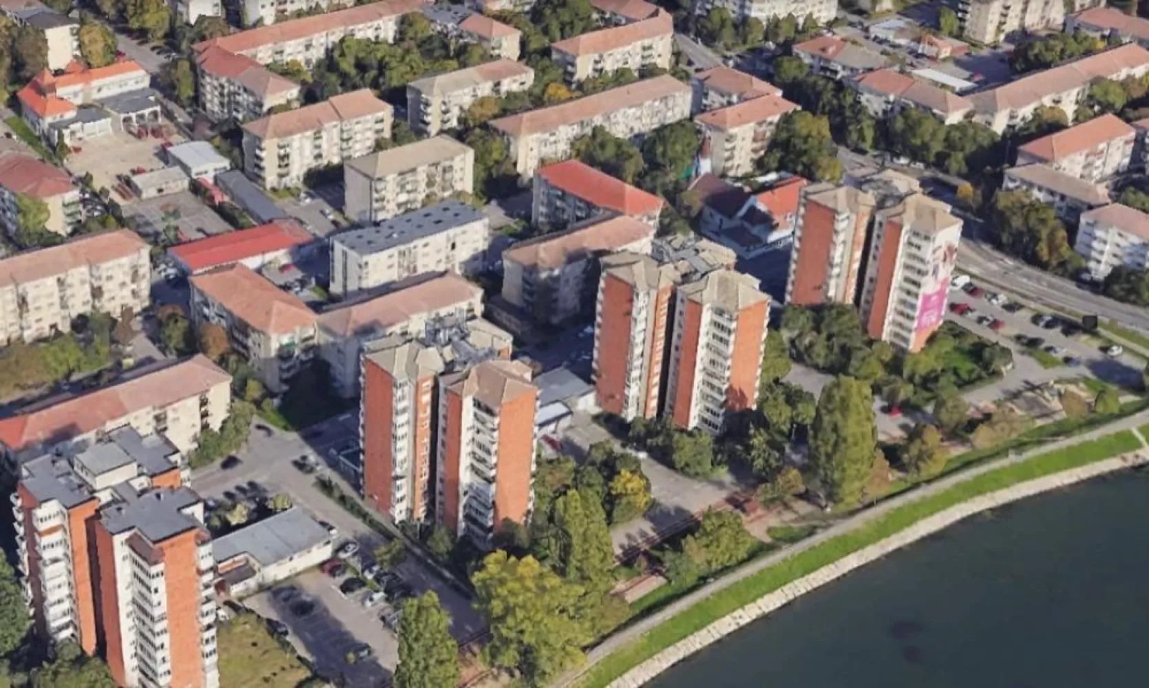 Ap 2 camere dec tip C – Str. Sovata, Oradea | Zonă premium lângă Cris - Se oferă spre vânzare un apartament tip C decomandat, situat într-una dintre cele mai căutate zone din Oradea – Strada Sovata, la etajul 2 din 10, într-un bloc curat, dotat cu două lifturi și reabilitat termic.

Apartamentul este decomandat, spațios și luminos, cu o compartimentare foarte eficientă:

hol generos cu multiple spații de depozitare
bucătărie mare cu anexă
baie spațioasă 
living amplu cu acces către balconul închis cu termopan
dormitor confortabil

Suprafață:

54,36 mp utili + balcon închis (~4 mp)
75 mp construiți

Puncte forte ale locației – greu de egalat:

la 1 minut de malul Crișului – zonă perfectă pentru relaxare și activități în aer liber
zonă liniștită, ferită de zgomot, cu orientare spre Criș
parc și locuri de joacă în proximitate
școală la 2 minute, grădiniță aproape
Piața Decebal la doar 5 minute de mers pe jos
magazine, farmacii, bănci și mijloace de transport la câțiva pași

💡 Apartamentul necesită renovare, însă acest lucru devine un avantaj major: îți oferă libertatea de a-l amenaja exact după gustul tău și de a-i crește valoarea semnificativ.

Preț: 80.000 € (negociabil)

📞 Pentru detalii și vizionare: 0731.290.032