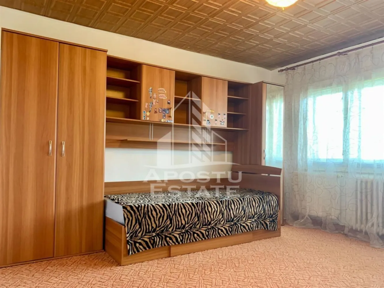 Apartament 2 camere, de inchiriat, zona Steaua - Agentia imobiliara APOSTU ESTATE va propune spre inchiriere un apartament cu 2 camere, spatios si luminos, situat in zona Steaua, o zona linistita si bine pozitionata din Timisoara, potrivit pentru cupluri,familii, sau studenti care isi doresc o locuinta unde sa se simta confortabil si cu acces facil catre scoli, statii de autobuz, supermarketuri , magazine de zona, parcuri.

Suprafata utila: 69mp
Compartimentare eficienta:
-Hol de acces generos
-Bucatarie complet mobilata si utilata, cu loc de luat masa
-Living luminos si spatios
-Dormitor mobilat si utilat
-Baie prevazuta cu cada

Confort si facilitati:
-Incalzirea apartamentului: centrala proprie
-Incalzirea prin calorifere
-Apartamentul este complet mobilat si utilat
-Nu se accepta animale de companie de catre proprietar

Localizare:
-Timis,Timisoara, zona Steaua – acces facil spre magazine, supermarketuri , scoli, parcuri si mijloace de transport in comun.

Ideal pentru:
-Familii
-Cupluri
-Studenti

Disponibilitate: imediata
Pret chirie lunara: 340 euro 
Programeaza o vizionare pentru a-ti putea imagina viitorul aici!
ID intern: CP1890702