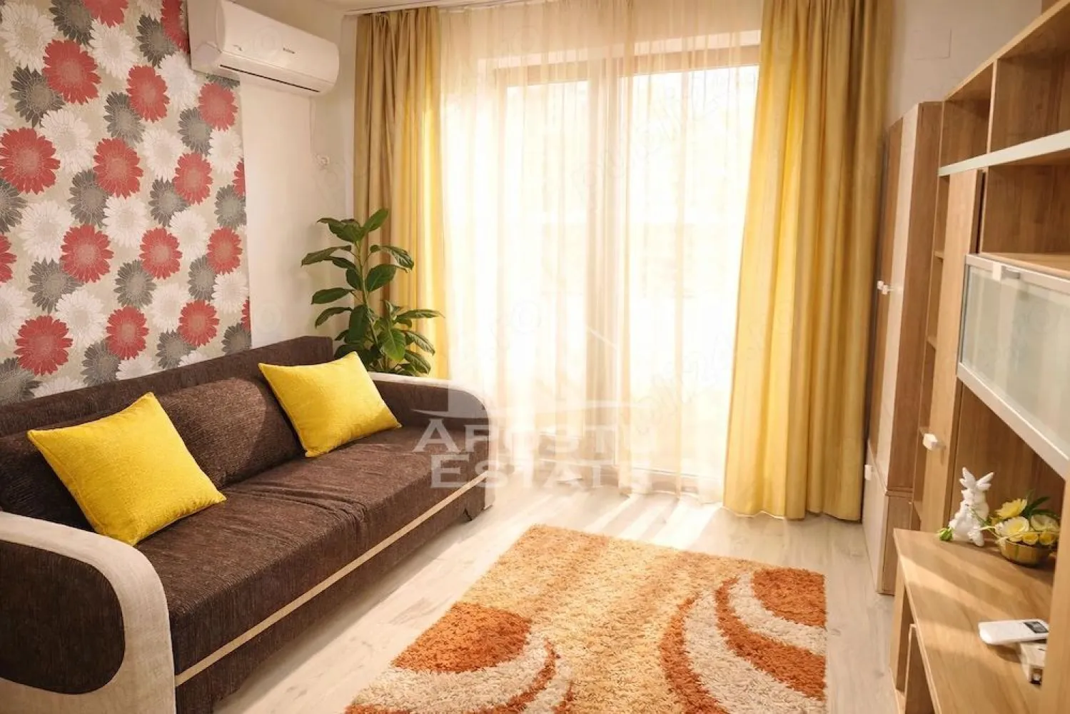 Apartament cu o camera de inchiriat, loc de parcare, Sagului Timisoara - Agentia imobiliara APOSTU ESTATE va propune spre inchiriere o garsoniera , situata in zona Sagului, o zona linistita si bine pozitionata din Timisoara, potrivit pentru cupluri,familii,studenti care isi doresc o locuinta unde sa se simta confortabil si cu acces facil catre scoli, statii de autobuz, supermarketuri , magazine de zona, parcuri.

Suprafata utila: 30 mp
Compartimentare eficienta:
-Hol de acces
-Bucatarie complet mobilata si utilata
-Dormitor mobilat și utilat
-Baie prevazuta cu cada

Confort si facilitati:
-Etaj: 2/3
-Incalzirea apartamentului: centrala proprie
-Apartamentul este complet mobilat si utilat

Localizare:
-Timis,Timisoara, zona Sagului– acces facil spre magazine,scoli, parcuri si mijloace de transport in comun.

Ideal pentru:
-Familii
-Cupluri
-Studenti

Disponibilitate: imediat
Pret chirie lunara: 300€
Pret garantie: 300€
Perioada minima inchiriere: 12 luni
ID intern:CP3129058