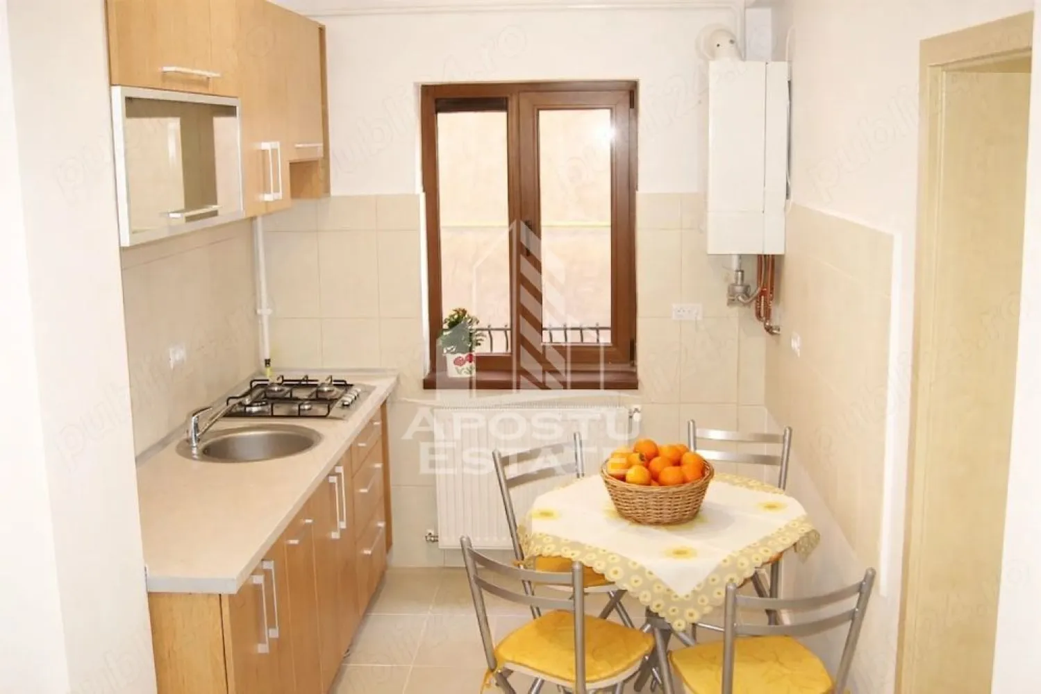 Apartament cu o camera de inchiriat, loc de parcare, Sagului Timisoara - Agentia imobiliara APOSTU ESTATE va propune spre inchiriere o garsoniera , situata in zona Sagului, o zona linistita si bine pozitionata din Timisoara, potrivit pentru cupluri,familii,studenti care isi doresc o locuinta unde sa se simta confortabil si cu acces facil catre scoli, statii de autobuz, supermarketuri , magazine de zona, parcuri.

Suprafata utila: 30 mp
Compartimentare eficienta:
-Hol de acces
-Bucatarie complet mobilata si utilata
-Dormitor mobilat și utilat
-Baie prevazuta cu cada

Confort si facilitati:
-Etaj: 2/3
-Incalzirea apartamentului: centrala proprie
-Apartamentul este complet mobilat si utilat

Localizare:
-Timis,Timisoara, zona Sagului– acces facil spre magazine,scoli, parcuri si mijloace de transport in comun.

Ideal pentru:
-Familii
-Cupluri
-Studenti

Disponibilitate: imediat
Pret chirie lunara: 300€
Pret garantie: 300€
Perioada minima inchiriere: 12 luni
ID intern:CP3129058