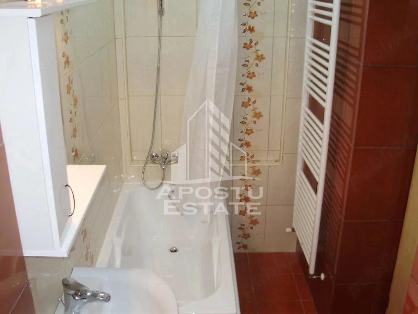 Apartament cu o camera de inchiriat, loc de parcare, Sagului Timisoara - Agentia imobiliara APOSTU ESTATE va propune spre inchiriere o garsoniera , situata in zona Sagului, o zona linistita si bine pozitionata din Timisoara, potrivit pentru cupluri,familii,studenti care isi doresc o locuinta unde sa se simta confortabil si cu acces facil catre scoli, statii de autobuz, supermarketuri , magazine de zona, parcuri.

Suprafata utila: 30 mp
Compartimentare eficienta:
-Hol de acces
-Bucatarie complet mobilata si utilata
-Dormitor mobilat și utilat
-Baie prevazuta cu cada

Confort si facilitati:
-Etaj: 2/3
-Incalzirea apartamentului: centrala proprie
-Apartamentul este complet mobilat si utilat

Localizare:
-Timis,Timisoara, zona Sagului– acces facil spre magazine,scoli, parcuri si mijloace de transport in comun.

Ideal pentru:
-Familii
-Cupluri
-Studenti

Disponibilitate: imediat
Pret chirie lunara: 300€
Pret garantie: 300€
Perioada minima inchiriere: 12 luni
ID intern:CP3129058