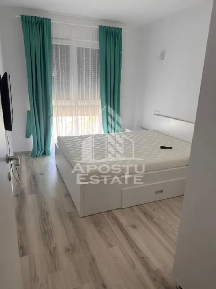 Apartament cu 2 camere , de inchiriat , Zona Lipovei , Timisoara - Agentia imobiliara APOSTU ESTATE va propune spre inchiriere un apartament cu 2 camere, spatios si luminos, situat in zona Lipovei , o zona linistita si bine pozitionata din Timisoara, potrivit pentru cupluri,familii, sau studenti care isi doresc o locuinta unde sa se simta confortabil si cu acces facil catre scoli, statii de autobuz, supermarketuri , magazine de zona, parcuri.
Apartamentul se afla la Adora Forest 
Suprafata utila: 42 mp
Compartimentare eficienta:
-Hol de acces generos
-Bucatarie complet mobilata si utilata, cu loc de luat masa
-Living luminos si spatios
-Dormitor mobilat si utilat
-Baie prevazuta cu cada

Confort si facilitati:
-Incalzirea apartamentului: centrala proprie cu încălzirea in pardoseală 
-Apartamentul este complet mobilat si utilat
-Loc de parcare inclus in pret 
Localizare:
-Timis,Timisoara, zona Lipovei - acces facil spre magazine, supermarketul Lidl, scoli, parcuri si mijloace de transport in comun.

Ideal pentru:
-Cupluri
-Studenti
Pret chirie lunara: 470 euro ( usor negociabil)
Programeaza o vizionare pentru a-ti putea imagina viitorul aici!
ID intern: CP3129028