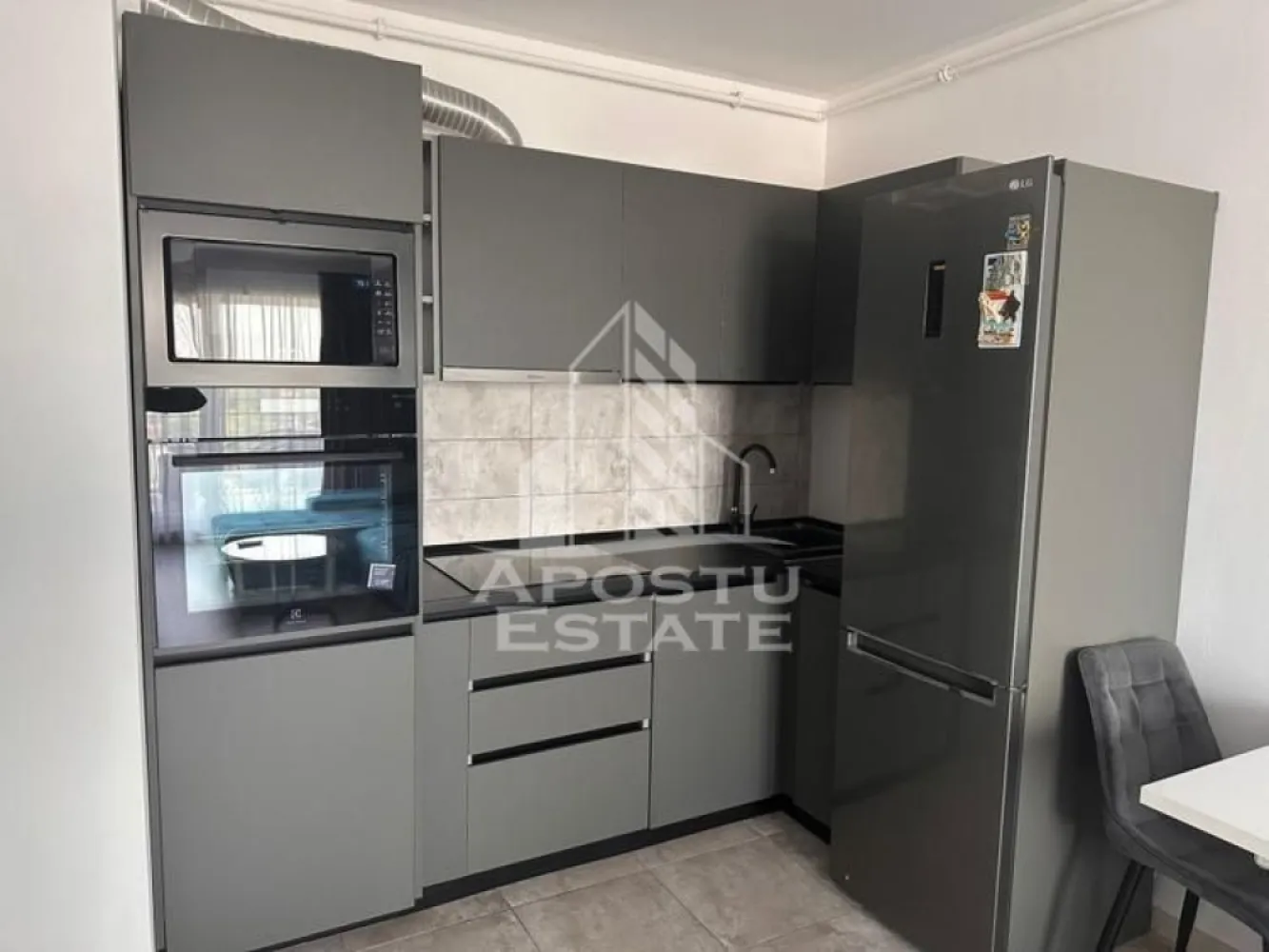 Apartament cu 2 camere , de inchiriat , Zona Lipovei , Timisoara - Agentia imobiliara APOSTU ESTATE va propune spre inchiriere un apartament cu 2 camere, spatios si luminos, situat in zona Lipovei , o zona linistita si bine pozitionata din Timisoara, potrivit pentru cupluri,familii, sau studenti care isi doresc o locuinta unde sa se simta confortabil si cu acces facil catre scoli, statii de autobuz, supermarketuri , magazine de zona, parcuri.
Apartamentul se afla la Adora Forest 
Suprafata utila: 42 mp
Compartimentare eficienta:
-Hol de acces generos
-Bucatarie complet mobilata si utilata, cu loc de luat masa
-Living luminos si spatios
-Dormitor mobilat si utilat
-Baie prevazuta cu cada

Confort si facilitati:
-Incalzirea apartamentului: centrala proprie cu încălzirea in pardoseală 
-Apartamentul este complet mobilat si utilat
-Loc de parcare inclus in pret 
Localizare:
-Timis,Timisoara, zona Lipovei - acces facil spre magazine, supermarketul Lidl, scoli, parcuri si mijloace de transport in comun.

Ideal pentru:
-Cupluri
-Studenti
Pret chirie lunara: 470 euro ( usor negociabil)
Programeaza o vizionare pentru a-ti putea imagina viitorul aici!
ID intern: CP3129028