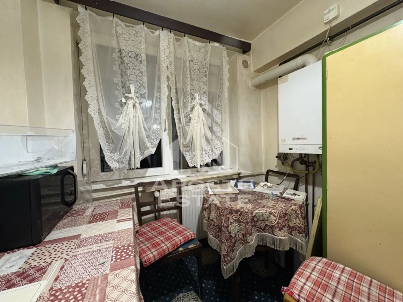 Apartament 2 camere Ultracentral in Timisoara - Apostu Estate propune spre vânzare un apartament semidecomandat cu 2 camere, având o suprafață utilă de 50 mp și un balcon deschis de 7 mp, situat la etajul 7/7 al unui imobil dotat cu lift, în zona Ultracentrală din Timișoara.

Proprietatea beneficiază de centrală proprie pe gaz, geamuri termopan, baie, cămară și spațiu suplimentar de depozitare. Hidroizolația este complet refăcută, iar priveliștea frumoasă asupra zonei reprezintă un plus important, fiind o opțiune excelentă și pentru investiție.

Apartamentul necesită renovare.

Vă așteptăm la vizionare!