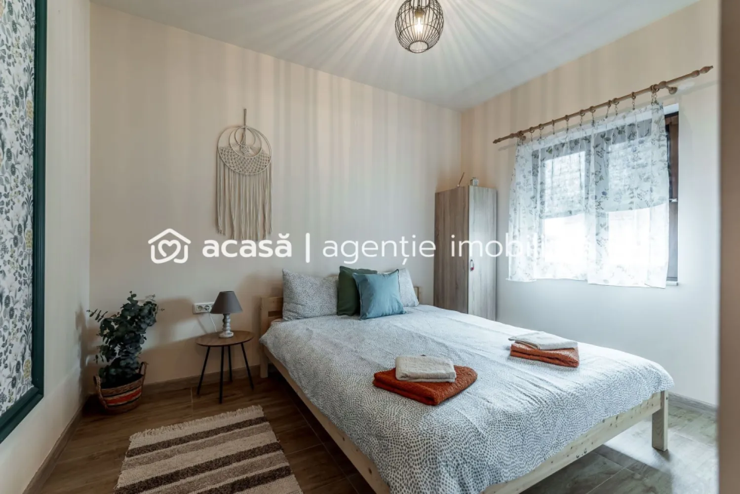 Casă 2022 în Vladimirescu, la 5 minute de Arad | 4 Camere - Casă modernă pe structură de lemn, 4 camere, 3 băi, Vladimirescu – Cartierul Tineretului | La doar câteva minute de Arad

Vă prezentăm o proprietate modernă și eficientă energetic, construită în 2022, situată în Vladimirescu, Cartierul Tineretului, într-o zonă liniștită și foarte aproape de Arad – ideală pentru cei care își doresc confort, spațiu și acces rapid către oraș.

✅ Suprafață utilă: 117 mp
✅ Teren: 500 mp
✅ Regim: Parter
✅ 4 camere
✅ 3 dormitoare
✅ 3 băi – un avantaj extrem de important pentru confortul unei familii
✅ Construcție pe structură de lemn – eficiență energetică ridicată și costuri reduse de întreținere
✅ Construită în 2022

Poziționarea este unul dintre marile avantaje ale acestei proprietăți: beneficiați de liniștea unei zone rezidențiale, dar în același timp sunteți foarte aproape de Arad, cu acces rapid către toate punctele de interes ale orașului.

💶 Preț: 149.900 Euro - COMISION 0

📞 Lucian Marc – Consultant Imobiliar Acasa Arad
Telefon: 0746093329

🏢 ACASA | Agenție Imobiliară Arad
📍 Bulevardul Decebal 2, Arad 310133

💬 Nu dispui de toată suma? Te ajutăm noi gratuit! Îți obținem oferte de la 16 bănci.

📈 Ai o proprietate de vânzare în Arad și vrei să știi cât valorează cu adevărat?
Sună-mă pentru o evaluare gratuită, fără obligații.