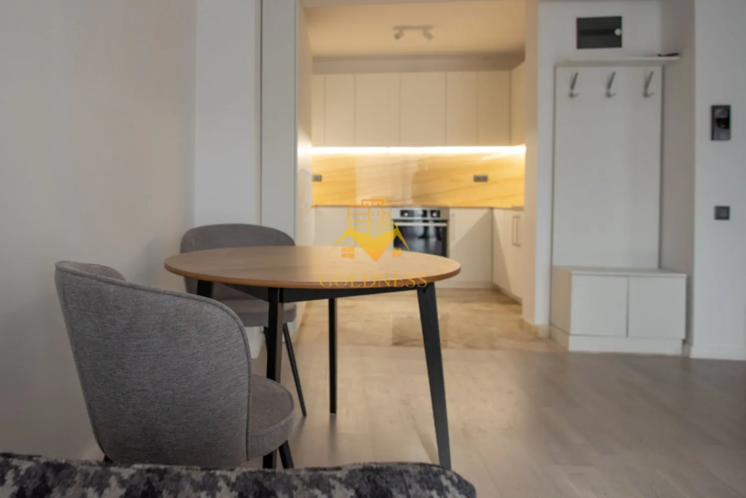 2 camere, Premium, Bloc Nou, Plopilor Zona Platinia, USAMV, Motilor - GOLDNESS Imobiliare vă propune spre închiriere un apartament cu 2 camere complet mobilat și utilat, la etajul 3 într-un imobil de 3 etaje, în Cartierul Plopilor.
Dispune de loc de parcare subterana inclusa in pret!
Se află în apropierea stațiilor de transport în comun, magazine, restaurante, spații verzi, farmacii, etc. 

Apartamentul este compartimentat astfel:
 - dormitor cu pat matrimonial, dressing, noptiere
 - living cu bucatarie open space complet utilată și mobilată, canapea extensibilă, loc de servit masa 
 - baie cu cabina de dus, calorifer port prosop și dulap pentru depozitare.
 - terasa de 15 mp.

Imobilul este dotat cu toate cele necesare- centrală proprie, frigider, aragaz, hotă, mașină de spălat haine, etc. 

Dacă sunteți interesați de acest apartament și doriți să îl vizionați, dar și pentru alte oferte nu ezitați să ne contactați telefonic sau prin e-mail. Vă stăm la dispoziție!

Pentru intermediere se percepe un comision de 50% din prețul chiriei!