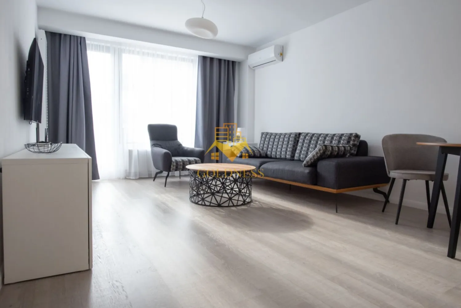 2 camere, Premium, Bloc Nou, Plopilor Zona Platinia, USAMV, Motilor - GOLDNESS Imobiliare vă propune spre închiriere un apartament cu 2 camere complet mobilat și utilat, la etajul 3 într-un imobil de 3 etaje, în Cartierul Plopilor.
Dispune de loc de parcare subterana inclusa in pret!
Se află în apropierea stațiilor de transport în comun, magazine, restaurante, spații verzi, farmacii, etc. 

Apartamentul este compartimentat astfel:
 - dormitor cu pat matrimonial, dressing, noptiere
 - living cu bucatarie open space complet utilată și mobilată, canapea extensibilă, loc de servit masa 
 - baie cu cabina de dus, calorifer port prosop și dulap pentru depozitare.
 - terasa de 15 mp.

Imobilul este dotat cu toate cele necesare- centrală proprie, frigider, aragaz, hotă, mașină de spălat haine, etc. 

Dacă sunteți interesați de acest apartament și doriți să îl vizionați, dar și pentru alte oferte nu ezitați să ne contactați telefonic sau prin e-mail. Vă stăm la dispoziție!

Pentru intermediere se percepe un comision de 50% din prețul chiriei!