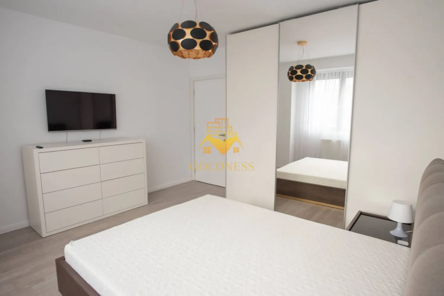 2 camere, Premium, Bloc Nou, Plopilor Zona Platinia, USAMV, Motilor - GOLDNESS Imobiliare vă propune spre închiriere un apartament cu 2 camere complet mobilat și utilat, la etajul 3 într-un imobil de 3 etaje, în Cartierul Plopilor.
Dispune de loc de parcare subterana inclusa in pret!
Se află în apropierea stațiilor de transport în comun, magazine, restaurante, spații verzi, farmacii, etc. 

Apartamentul este compartimentat astfel:
 - dormitor cu pat matrimonial, dressing, noptiere
 - living cu bucatarie open space complet utilată și mobilată, canapea extensibilă, loc de servit masa 
 - baie cu cabina de dus, calorifer port prosop și dulap pentru depozitare.
 - terasa de 15 mp.

Imobilul este dotat cu toate cele necesare- centrală proprie, frigider, aragaz, hotă, mașină de spălat haine, etc. 

Dacă sunteți interesați de acest apartament și doriți să îl vizionați, dar și pentru alte oferte nu ezitați să ne contactați telefonic sau prin e-mail. Vă stăm la dispoziție!

Pentru intermediere se percepe un comision de 50% din prețul chiriei!