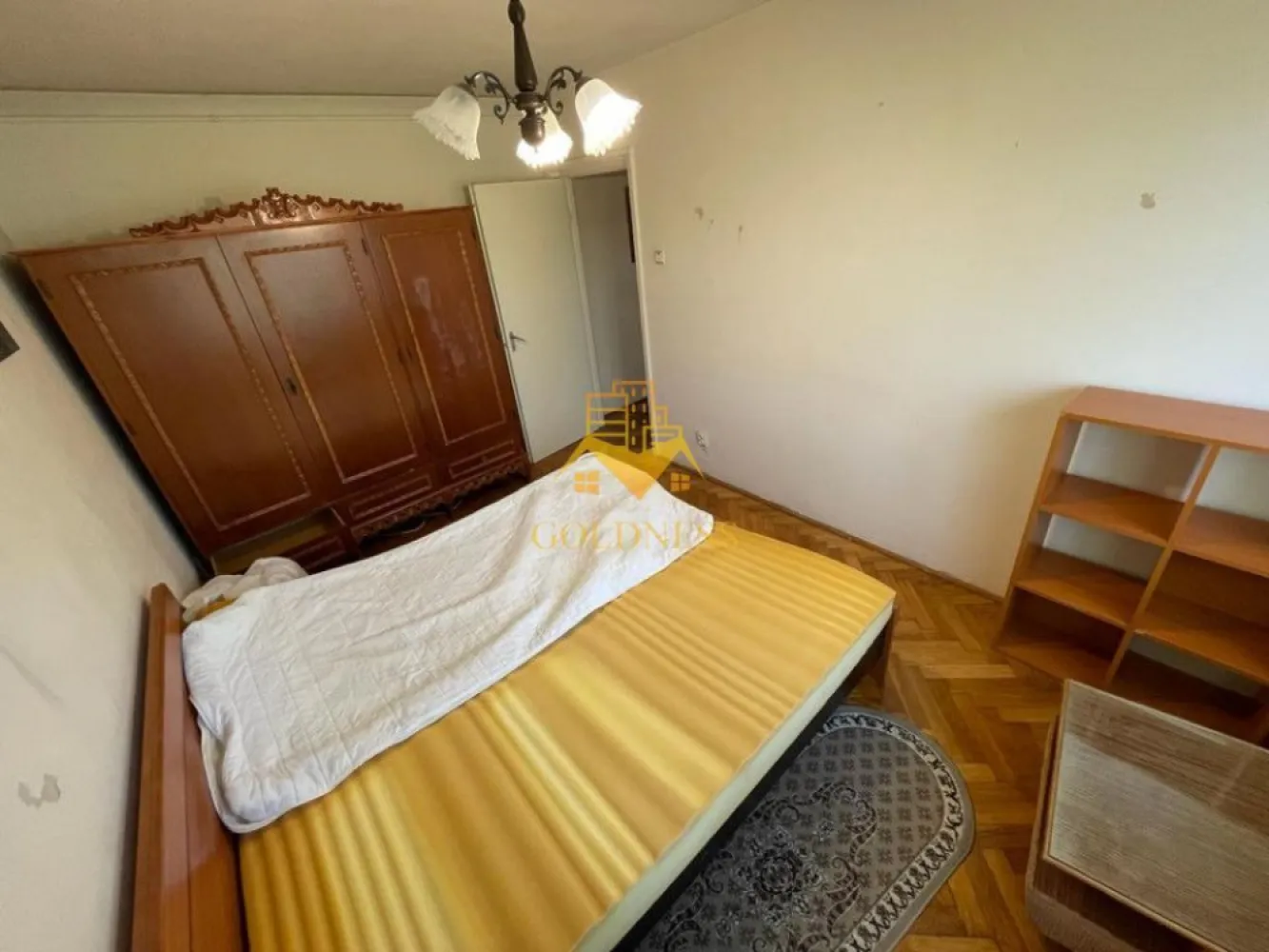 3 camere decomandate, Manastur, Piata Flora, Calvaria, Penny - GOLDNESS Imobiliare vă propune spre închiriere un apartament cu 3 camere decomandate, mobilat și utilat, la etajul 4 într-un imobil de 4 , în Cartierul Manastur.

Apartamentul este compartimentat astfel:
- dormitor cu pat matrimonial, dulap, noptiere, birou
- dormitor cu pat single, birou.
- dormitor cu o canapea extensibilă, birou
- baie cu vană, calorifer port prosop inox și dulap pentru depozitare
- bucătăria mobilata si utilată 
- balcon de 4 mp 

Imobilul este dotat cu toate cele necesare - centrală proprie, mașină de spălat haine, frigider, aragaz.
Se află în apropierea stațiilor de transport în comun, magazine, spații verzi, farmacii, etc.

Dacă sunteți interesați de acest apartament și doriți să îl vizionați, dar și pentru alte oferte sau detalii nu ezitați să ne contactați telefonic sau prin e-mail. Vă stăm la dispoziție!
Pentru intermediere se percepe un comision de 50% din prețul chiriei!