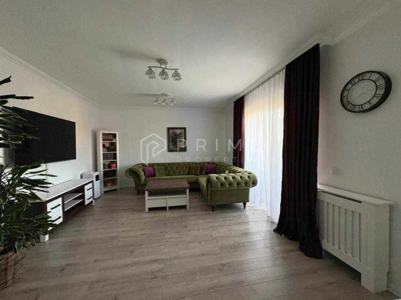 Apartament exclusivist cu 3 camere – Zona Unirii, Ansamblu Rezidențial - Vă propunem spre vânzare un apartament cu 3 camere, decomandat, situat într-o zonă rezidențială liniștită, pe strada Mărului din cartierul Unirii. Imobilul a fost construit în anul 2020 și se află la primul proprietar, fiind o proprietate întreținută impecabil, care se remarcă prin confort, siguranță și o priveliște deosebită.

Detalii tehnice:

Suprafață utilă: 70 mp.
Regim de înălțime: Etajul 2 din 2 (oferind intimitate și o vedere panoramică superbă spre cartier și pădure).
Compartimentare: Decomandată, optimizată pentru a oferi un spațiu aerisit și luminos.
Imobil: Bloc boutique, format din doar 22 de apartamente, situat într-o zonă de case, ferită de poluare și zgomot.
Dotări și facilități incluse:
Apartamentul se vinde complet mobilat și utilat, fiind pregătit pentru mutare imediată fără investiții suplimentare. Printre dotările premium se numără:
Echipamente electronice și electrocasnice de înaltă calitate: Smart TV în fiecare cameră, mașină de spălat rufe, mașină de spălat vase și uscător electric de rufe.
Pachet complet pentru mutare imediată, incluzând veselă și textile de casă.
Facilități exterioare și siguranță:
Grădină privată: Locatarii beneficiază de o grădină generoasă, amenajată cu spațiu verde, locuri de joacă pentru copii și zone de relaxare (grătar, bănci, leagăn), totul fiind iluminat nocturn.
Parcare și securitate: Loc de parcare privat, securizat prin poartă electrică și supraveghere video. Opțional, există posibilitatea parcării unui al doilea autovehicul în fața blocului.
Accesibilitate: Stația de transport în comun este localizată chiar la ieșirea din bloc, asigurând o legătură rapidă și frecventă către centrul orașului.
Datorită calității construcției, a zonei sigure și a modului în care a fost amenajat, acest apartament este ideal pentru o familie tânără care își dorește un cămin gata de locuit într-o atmosferă de calm și natură.

Promisiunea Prime Properties:
Vă oferim siguranță, transparență și servicii impecabile pe tot parcursul drumului către casa ideală. Dacă această proprietate nu corespunde nevoilor dumneavoastră, lăsați-ne să găsim alternativa potrivită stilului dumneavoastră de viață.

Pentru informații suplimentare și programarea unei vizionări, vă rugăm să ne contactați.