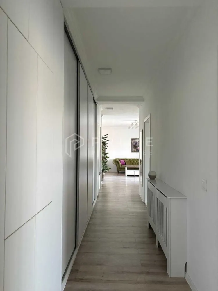Apartament exclusivist cu 3 camere – Zona Unirii, Ansamblu Rezidențial - Vă propunem spre vânzare un apartament cu 3 camere, decomandat, situat într-o zonă rezidențială liniștită, pe strada Mărului din cartierul Unirii. Imobilul a fost construit în anul 2020 și se află la primul proprietar, fiind o proprietate întreținută impecabil, care se remarcă prin confort, siguranță și o priveliște deosebită.

Detalii tehnice:

Suprafață utilă: 70 mp.
Regim de înălțime: Etajul 2 din 2 (oferind intimitate și o vedere panoramică superbă spre cartier și pădure).
Compartimentare: Decomandată, optimizată pentru a oferi un spațiu aerisit și luminos.
Imobil: Bloc boutique, format din doar 22 de apartamente, situat într-o zonă de case, ferită de poluare și zgomot.
Dotări și facilități incluse:
Apartamentul se vinde complet mobilat și utilat, fiind pregătit pentru mutare imediată fără investiții suplimentare. Printre dotările premium se numără:
Echipamente electronice și electrocasnice de înaltă calitate: Smart TV în fiecare cameră, mașină de spălat rufe, mașină de spălat vase și uscător electric de rufe.
Pachet complet pentru mutare imediată, incluzând veselă și textile de casă.
Facilități exterioare și siguranță:
Grădină privată: Locatarii beneficiază de o grădină generoasă, amenajată cu spațiu verde, locuri de joacă pentru copii și zone de relaxare (grătar, bănci, leagăn), totul fiind iluminat nocturn.
Parcare și securitate: Loc de parcare privat, securizat prin poartă electrică și supraveghere video. Opțional, există posibilitatea parcării unui al doilea autovehicul în fața blocului.
Accesibilitate: Stația de transport în comun este localizată chiar la ieșirea din bloc, asigurând o legătură rapidă și frecventă către centrul orașului.
Datorită calității construcției, a zonei sigure și a modului în care a fost amenajat, acest apartament este ideal pentru o familie tânără care își dorește un cămin gata de locuit într-o atmosferă de calm și natură.

Promisiunea Prime Properties:
Vă oferim siguranță, transparență și servicii impecabile pe tot parcursul drumului către casa ideală. Dacă această proprietate nu corespunde nevoilor dumneavoastră, lăsați-ne să găsim alternativa potrivită stilului dumneavoastră de viață.

Pentru informații suplimentare și programarea unei vizionări, vă rugăm să ne contactați.