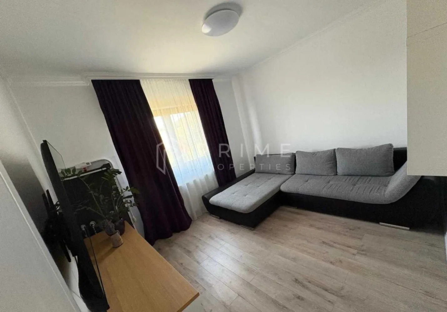 Apartament exclusivist cu 3 camere – Zona Unirii, Ansamblu Rezidențial - Vă propunem spre vânzare un apartament cu 3 camere, decomandat, situat într-o zonă rezidențială liniștită, pe strada Mărului din cartierul Unirii. Imobilul a fost construit în anul 2020 și se află la primul proprietar, fiind o proprietate întreținută impecabil, care se remarcă prin confort, siguranță și o priveliște deosebită.

Detalii tehnice:

Suprafață utilă: 70 mp.
Regim de înălțime: Etajul 2 din 2 (oferind intimitate și o vedere panoramică superbă spre cartier și pădure).
Compartimentare: Decomandată, optimizată pentru a oferi un spațiu aerisit și luminos.
Imobil: Bloc boutique, format din doar 22 de apartamente, situat într-o zonă de case, ferită de poluare și zgomot.
Dotări și facilități incluse:
Apartamentul se vinde complet mobilat și utilat, fiind pregătit pentru mutare imediată fără investiții suplimentare. Printre dotările premium se numără:
Echipamente electronice și electrocasnice de înaltă calitate: Smart TV în fiecare cameră, mașină de spălat rufe, mașină de spălat vase și uscător electric de rufe.
Pachet complet pentru mutare imediată, incluzând veselă și textile de casă.
Facilități exterioare și siguranță:
Grădină privată: Locatarii beneficiază de o grădină generoasă, amenajată cu spațiu verde, locuri de joacă pentru copii și zone de relaxare (grătar, bănci, leagăn), totul fiind iluminat nocturn.
Parcare și securitate: Loc de parcare privat, securizat prin poartă electrică și supraveghere video. Opțional, există posibilitatea parcării unui al doilea autovehicul în fața blocului.
Accesibilitate: Stația de transport în comun este localizată chiar la ieșirea din bloc, asigurând o legătură rapidă și frecventă către centrul orașului.
Datorită calității construcției, a zonei sigure și a modului în care a fost amenajat, acest apartament este ideal pentru o familie tânără care își dorește un cămin gata de locuit într-o atmosferă de calm și natură.

Promisiunea Prime Properties:
Vă oferim siguranță, transparență și servicii impecabile pe tot parcursul drumului către casa ideală. Dacă această proprietate nu corespunde nevoilor dumneavoastră, lăsați-ne să găsim alternativa potrivită stilului dumneavoastră de viață.

Pentru informații suplimentare și programarea unei vizionări, vă rugăm să ne contactați.