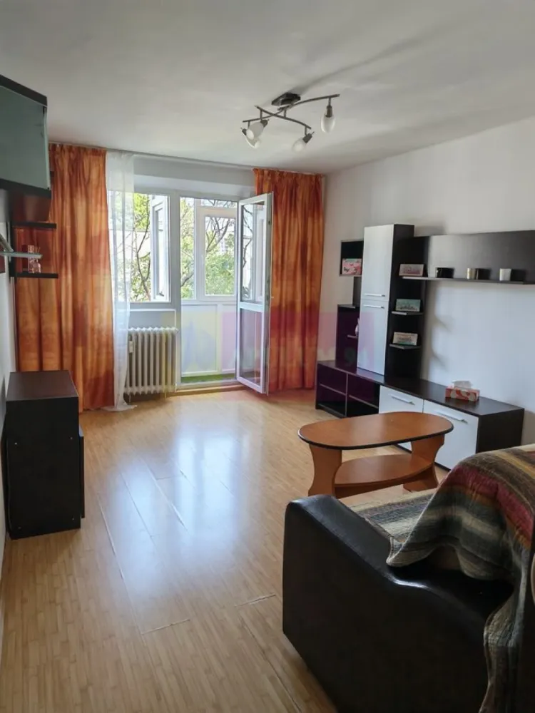 Apartament 2 camere, Drumul Taberei, zona Raul Doamnei - Agentia Imobiliara Apulum 94, va ofera spre vanzare
Apartament cu 2 camere decomandat, situat la etajul 3 al unui bloc cu 10 etaje
Are vedere pe ambele parti ale blocului, fata/spate.
Locuinta este renovata(nu recent) si se vinde partial mobilata. 
Balcon inchis cu termopan.
Se poate monta si centrala termica, pentru cine doreste, teava de gaze fiind pe palier
Blocul urmeaza sa intre in reabilitare termina, dosarul fiind aprobat de catre Primaria Sector 6
 Zona este linistita, cu acces facil la transport public, metrou (4 minute pe jos), magazine, scoli si parcuri.