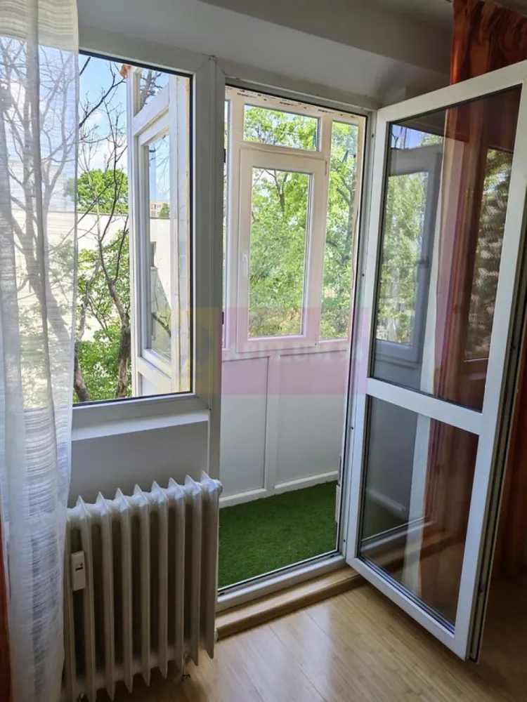 Apartament 2 camere, Drumul Taberei, zona Raul Doamnei - Agentia Imobiliara Apulum 94, va ofera spre vanzare
Apartament cu 2 camere decomandat, situat la etajul 3 al unui bloc cu 10 etaje
Are vedere pe ambele parti ale blocului, fata/spate.
Locuinta este renovata(nu recent) si se vinde partial mobilata. 
Balcon inchis cu termopan.
Se poate monta si centrala termica, pentru cine doreste, teava de gaze fiind pe palier
Blocul urmeaza sa intre in reabilitare termina, dosarul fiind aprobat de catre Primaria Sector 6
 Zona este linistita, cu acces facil la transport public, metrou (4 minute pe jos), magazine, scoli si parcuri.