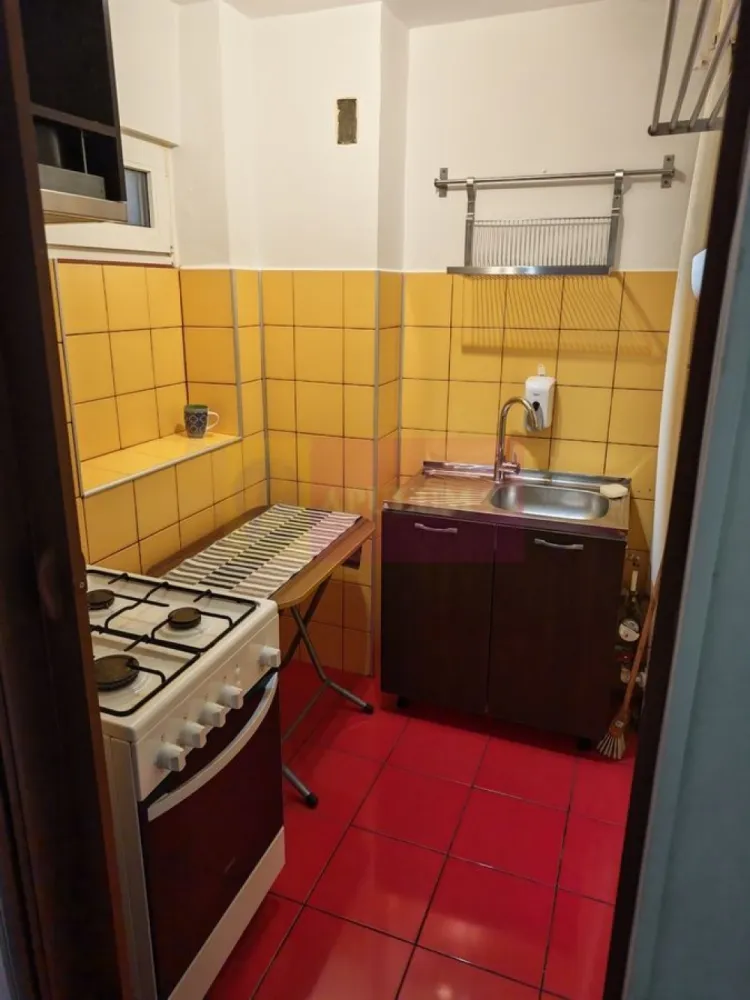 Apartament 2 camere, Drumul Taberei, zona Raul Doamnei - Agentia Imobiliara Apulum 94, va ofera spre vanzare
Apartament cu 2 camere decomandat, situat la etajul 3 al unui bloc cu 10 etaje
Are vedere pe ambele parti ale blocului, fata/spate.
Locuinta este renovata(nu recent) si se vinde partial mobilata. 
Balcon inchis cu termopan.
Se poate monta si centrala termica, pentru cine doreste, teava de gaze fiind pe palier
Blocul urmeaza sa intre in reabilitare termina, dosarul fiind aprobat de catre Primaria Sector 6
 Zona este linistita, cu acces facil la transport public, metrou (4 minute pe jos), magazine, scoli si parcuri.