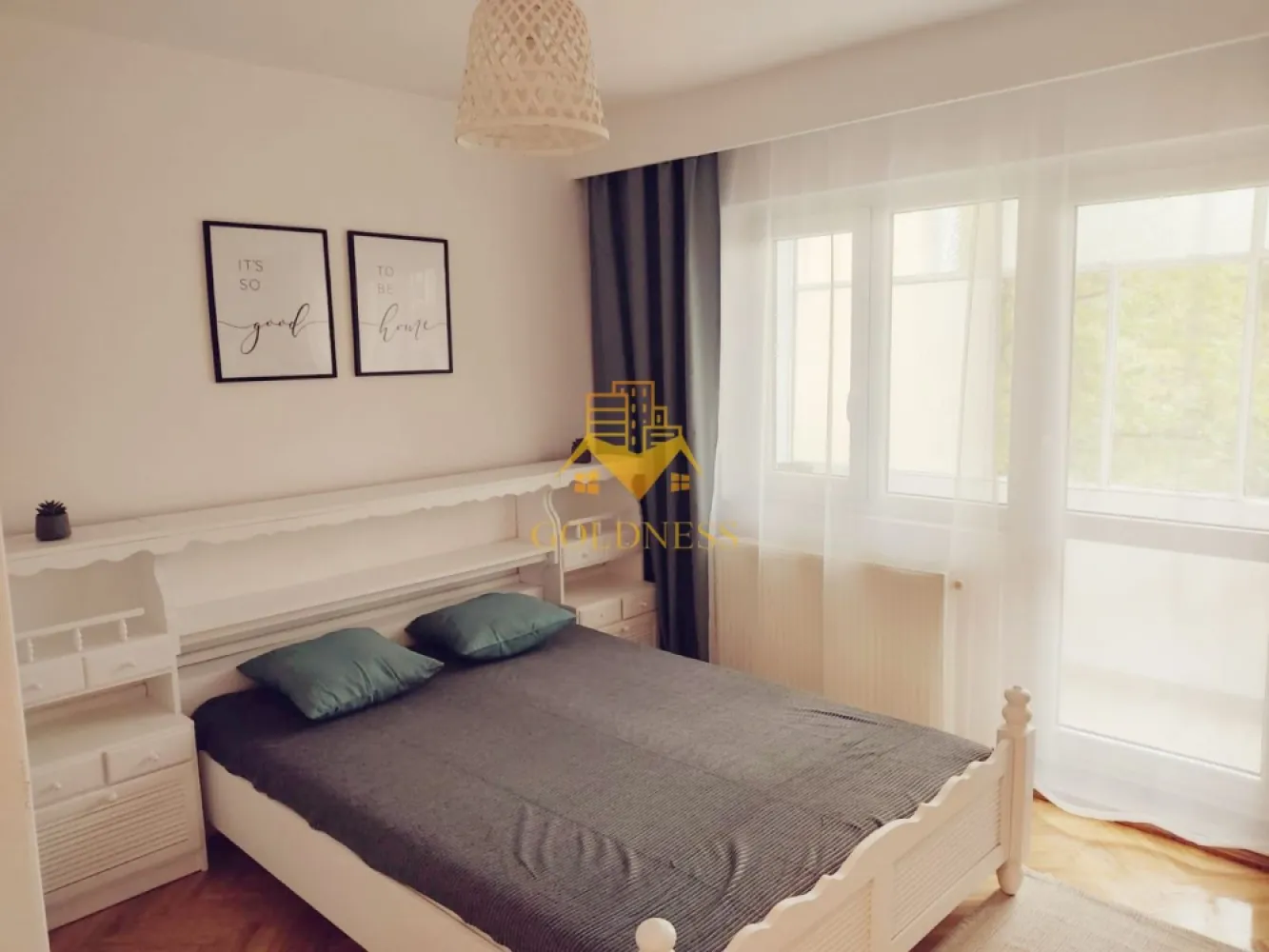 3 camere, decomande, modern, parcare,Manastur Zona MC Donald's,Toskana - GOLDNESS Imobiliare vă propune spre închiriere un apartament cu 3 camere complet mobilat și utilat, la etajul 2 într-un imobil de 4 etaje, în Cartierul Manastur.
Dispune de loc de parcare exterioara inclusa in pret!
Se află în apropierea stațiilor de transport în comun, magazine, restaurante, spații verzi, farmacii, etc. 

Apartamentul este compartimentat astfel:
 - dormitor cu pat matrimonial, dressing, noptiere
 - dormitor cu pat extensibil, spatiu pentru depozitare, birou
 - living canapea extensibilă, spatiu pentru depozitare, masuta pentru cafea si birou 
 - baie cu cada, calorifer port prosop și dulap pentru depozitare.
 - baie de serviciu
 - 2 balcoane de 7 mp.

Imobilul este dotat cu toate cele necesare- centrală proprie, frigider, aragaz, hotă, mașină de spălat haine, etc. 

Dacă sunteți interesați de acest apartament și doriți să îl vizionați, dar și pentru alte oferte nu ezitați să ne contactați telefonic sau prin e-mail. Vă stăm la dispoziție!

Pentru intermediere se percepe un comision de 50% din prețul chiriei!