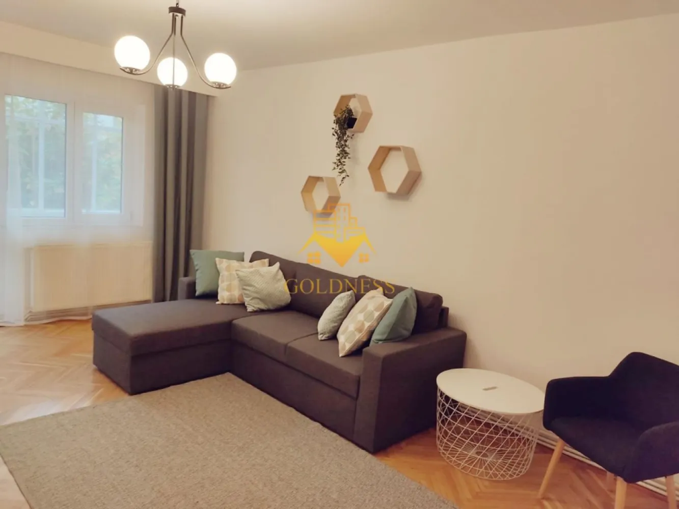 3 camere, decomande, modern, parcare,Manastur Zona MC Donald's,Toskana - GOLDNESS Imobiliare vă propune spre închiriere un apartament cu 3 camere complet mobilat și utilat, la etajul 2 într-un imobil de 4 etaje, în Cartierul Manastur.
Dispune de loc de parcare exterioara inclusa in pret!
Se află în apropierea stațiilor de transport în comun, magazine, restaurante, spații verzi, farmacii, etc. 

Apartamentul este compartimentat astfel:
 - dormitor cu pat matrimonial, dressing, noptiere
 - dormitor cu pat extensibil, spatiu pentru depozitare, birou
 - living canapea extensibilă, spatiu pentru depozitare, masuta pentru cafea si birou 
 - baie cu cada, calorifer port prosop și dulap pentru depozitare.
 - baie de serviciu
 - 2 balcoane de 7 mp.

Imobilul este dotat cu toate cele necesare- centrală proprie, frigider, aragaz, hotă, mașină de spălat haine, etc. 

Dacă sunteți interesați de acest apartament și doriți să îl vizionați, dar și pentru alte oferte nu ezitați să ne contactați telefonic sau prin e-mail. Vă stăm la dispoziție!

Pentru intermediere se percepe un comision de 50% din prețul chiriei!