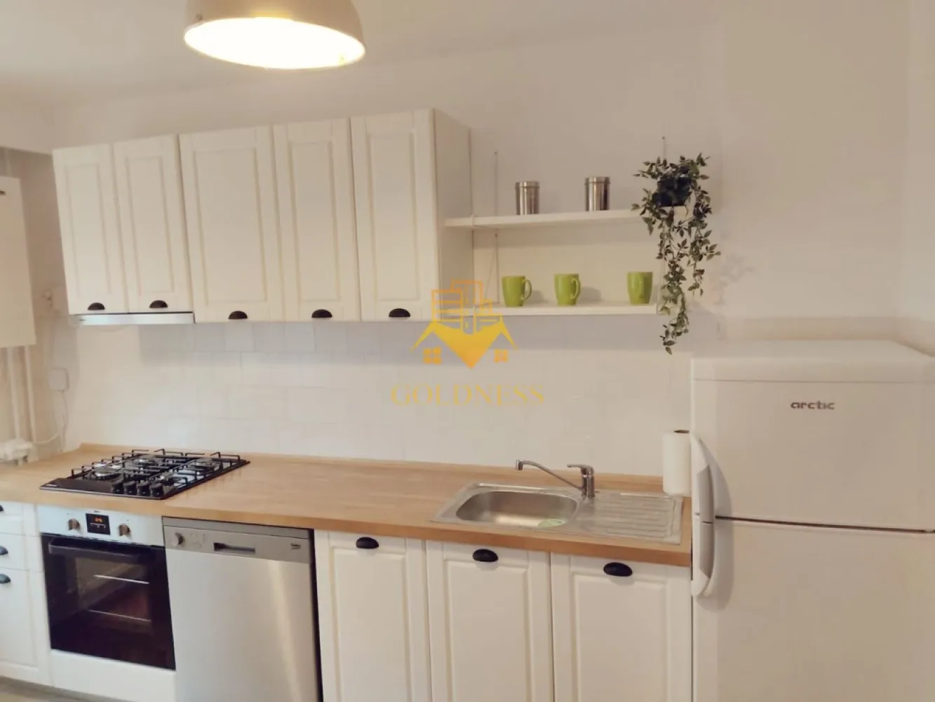 3 camere, decomande, modern, parcare,Manastur Zona MC Donald's,Toskana - GOLDNESS Imobiliare vă propune spre închiriere un apartament cu 3 camere complet mobilat și utilat, la etajul 2 într-un imobil de 4 etaje, în Cartierul Manastur.
Dispune de loc de parcare exterioara inclusa in pret!
Se află în apropierea stațiilor de transport în comun, magazine, restaurante, spații verzi, farmacii, etc. 

Apartamentul este compartimentat astfel:
 - dormitor cu pat matrimonial, dressing, noptiere
 - dormitor cu pat extensibil, spatiu pentru depozitare, birou
 - living canapea extensibilă, spatiu pentru depozitare, masuta pentru cafea si birou 
 - baie cu cada, calorifer port prosop și dulap pentru depozitare.
 - baie de serviciu
 - 2 balcoane de 7 mp.

Imobilul este dotat cu toate cele necesare- centrală proprie, frigider, aragaz, hotă, mașină de spălat haine, etc. 

Dacă sunteți interesați de acest apartament și doriți să îl vizionați, dar și pentru alte oferte nu ezitați să ne contactați telefonic sau prin e-mail. Vă stăm la dispoziție!

Pentru intermediere se percepe un comision de 50% din prețul chiriei!