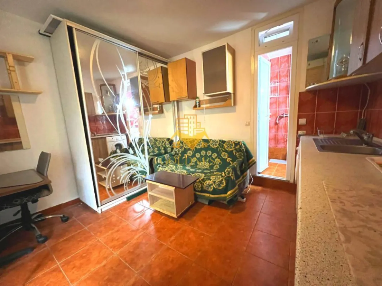 Studio/Garsoniera, Pet Friendly, Calvaria, Penny, Manastur, 18 Gym - GOLDNESS Imobiliare vă propune spre închiriere o Garsoniera/ Studio de 14 mp, cu 1 camera mobilata, la parter intr-un imobil de 4 etaje, în Cartierul Manastur, Strada Calea Floresti, nr 6.
Posibilitate de parcare la liber in zona.
Se află în apropierea stațiilor de transport în comun, magazine, restaurante, spații verzi, farmacii, etc. 

Garsoniera este compartimentata astfel:
 - 1 camera cu canapea extensibila, dulap, birou
 - bucatarie cu centrala proprie, masina de spalat haine, cuptor electric + plita, frigider
 - baie cu dus, wc, chiuveta

Dacă sunteți interesați de acest apartament și doriți să îl vizionați, dar și pentru alte oferte nu ezitați să ne contactați telefonic sau prin e-mail. Vă stăm la dispoziție!
Pentru intermediere se percepe un comision de 50% din prețul chiriei!
