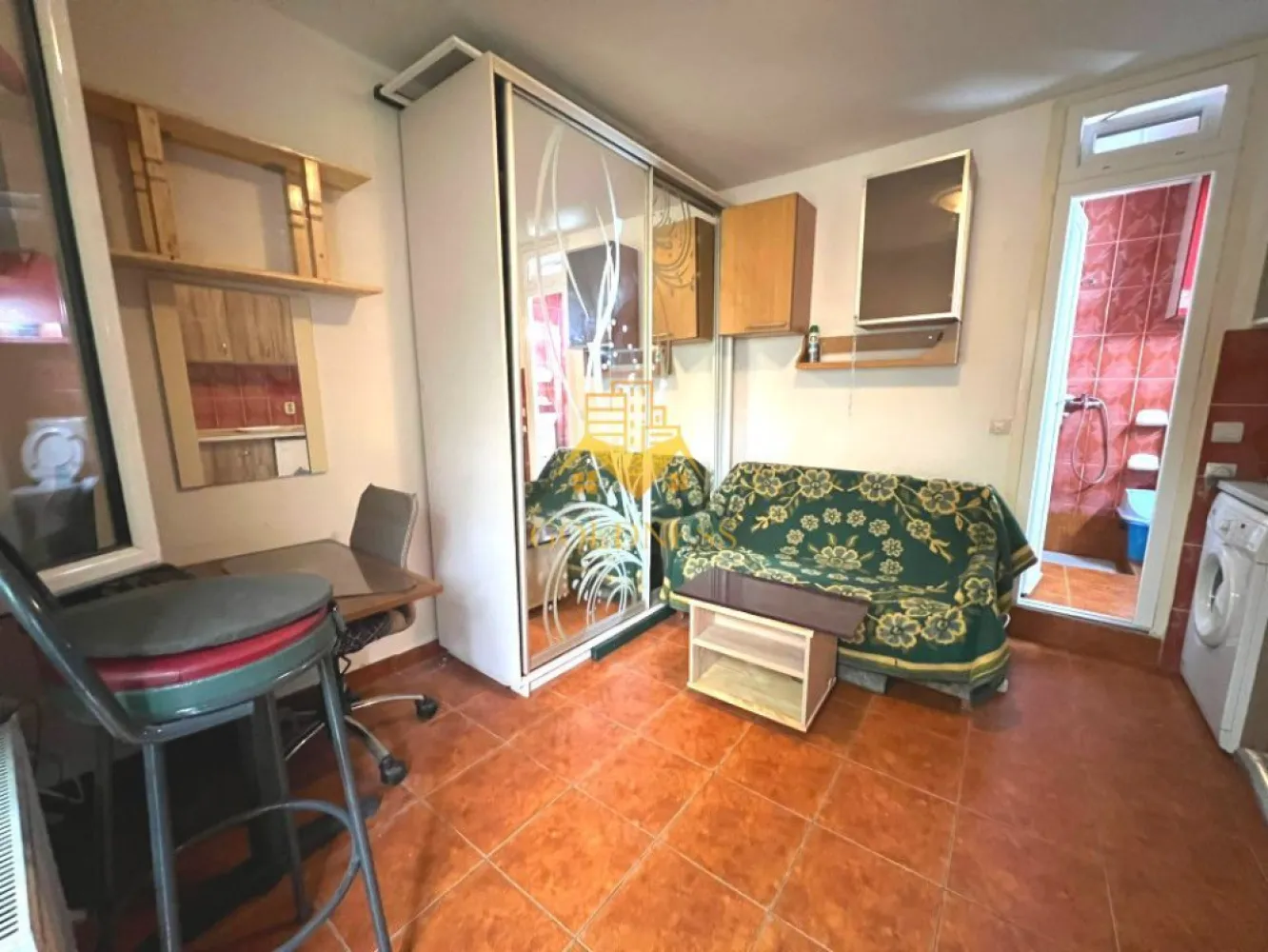 Studio/Garsoniera, Pet Friendly, Calvaria, Penny, Manastur, 18 Gym - GOLDNESS Imobiliare vă propune spre închiriere o Garsoniera/ Studio de 14 mp, cu 1 camera mobilata, la parter intr-un imobil de 4 etaje, în Cartierul Manastur, Strada Calea Floresti, nr 6.
Posibilitate de parcare la liber in zona.
Se află în apropierea stațiilor de transport în comun, magazine, restaurante, spații verzi, farmacii, etc. 

Garsoniera este compartimentata astfel:
 - 1 camera cu canapea extensibila, dulap, birou
 - bucatarie cu centrala proprie, masina de spalat haine, cuptor electric + plita, frigider
 - baie cu dus, wc, chiuveta

Dacă sunteți interesați de acest apartament și doriți să îl vizionați, dar și pentru alte oferte nu ezitați să ne contactați telefonic sau prin e-mail. Vă stăm la dispoziție!
Pentru intermediere se percepe un comision de 50% din prețul chiriei!