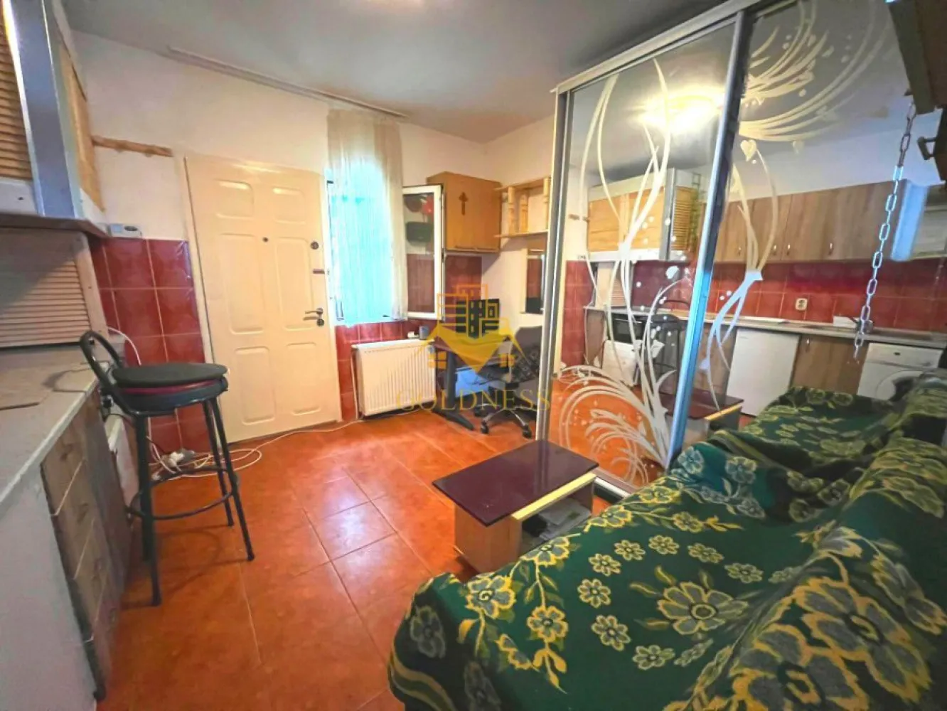 Studio/Garsoniera, Pet Friendly, Calvaria, Penny, Manastur, 18 Gym - GOLDNESS Imobiliare vă propune spre închiriere o Garsoniera/ Studio de 14 mp, cu 1 camera mobilata, la parter intr-un imobil de 4 etaje, în Cartierul Manastur, Strada Calea Floresti, nr 6.
Posibilitate de parcare la liber in zona.
Se află în apropierea stațiilor de transport în comun, magazine, restaurante, spații verzi, farmacii, etc. 

Garsoniera este compartimentata astfel:
 - 1 camera cu canapea extensibila, dulap, birou
 - bucatarie cu centrala proprie, masina de spalat haine, cuptor electric + plita, frigider
 - baie cu dus, wc, chiuveta

Dacă sunteți interesați de acest apartament și doriți să îl vizionați, dar și pentru alte oferte nu ezitați să ne contactați telefonic sau prin e-mail. Vă stăm la dispoziție!
Pentru intermediere se percepe un comision de 50% din prețul chiriei!