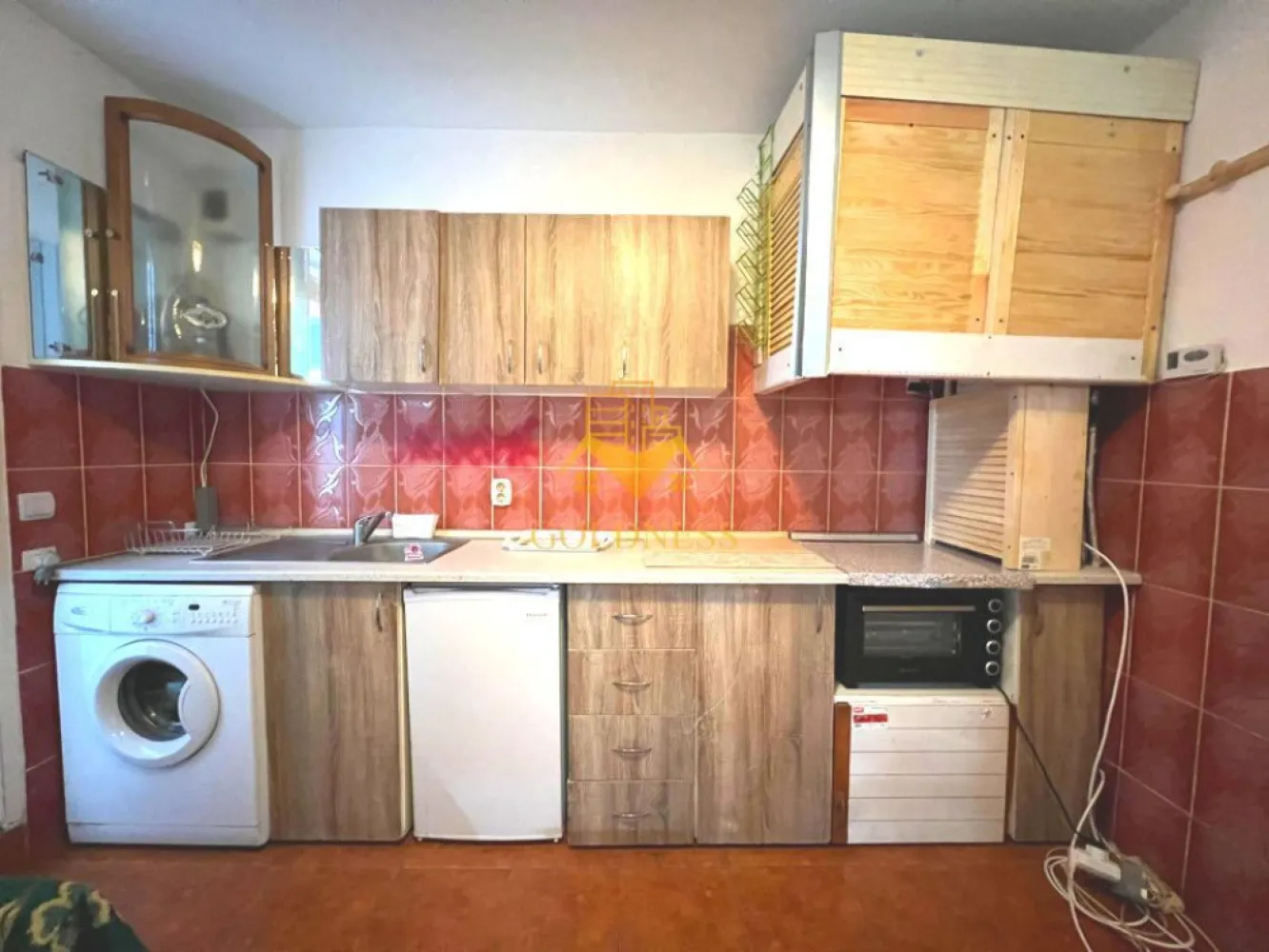 Studio/Garsoniera, Pet Friendly, Calvaria, Penny, Manastur, 18 Gym - GOLDNESS Imobiliare vă propune spre închiriere o Garsoniera/ Studio de 14 mp, cu 1 camera mobilata, la parter intr-un imobil de 4 etaje, în Cartierul Manastur, Strada Calea Floresti, nr 6.
Posibilitate de parcare la liber in zona.
Se află în apropierea stațiilor de transport în comun, magazine, restaurante, spații verzi, farmacii, etc. 

Garsoniera este compartimentata astfel:
 - 1 camera cu canapea extensibila, dulap, birou
 - bucatarie cu centrala proprie, masina de spalat haine, cuptor electric + plita, frigider
 - baie cu dus, wc, chiuveta

Dacă sunteți interesați de acest apartament și doriți să îl vizionați, dar și pentru alte oferte nu ezitați să ne contactați telefonic sau prin e-mail. Vă stăm la dispoziție!
Pentru intermediere se percepe un comision de 50% din prețul chiriei!