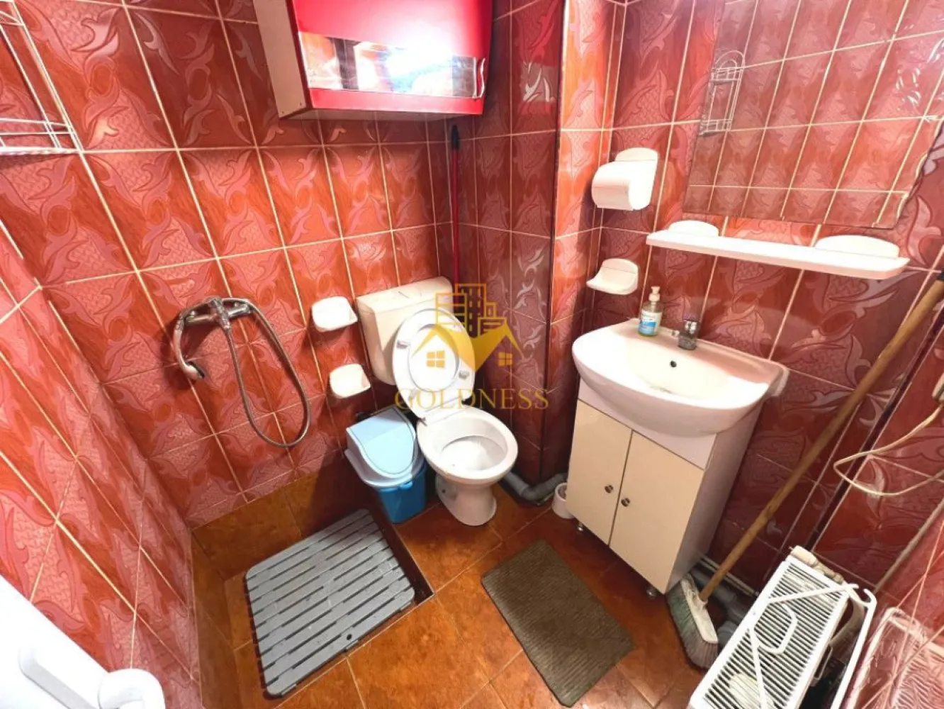 Studio/Garsoniera, Pet Friendly, Calvaria, Penny, Manastur, 18 Gym - GOLDNESS Imobiliare vă propune spre închiriere o Garsoniera/ Studio de 14 mp, cu 1 camera mobilata, la parter intr-un imobil de 4 etaje, în Cartierul Manastur, Strada Calea Floresti, nr 6.
Posibilitate de parcare la liber in zona.
Se află în apropierea stațiilor de transport în comun, magazine, restaurante, spații verzi, farmacii, etc. 

Garsoniera este compartimentata astfel:
 - 1 camera cu canapea extensibila, dulap, birou
 - bucatarie cu centrala proprie, masina de spalat haine, cuptor electric + plita, frigider
 - baie cu dus, wc, chiuveta

Dacă sunteți interesați de acest apartament și doriți să îl vizionați, dar și pentru alte oferte nu ezitați să ne contactați telefonic sau prin e-mail. Vă stăm la dispoziție!
Pentru intermediere se percepe un comision de 50% din prețul chiriei!