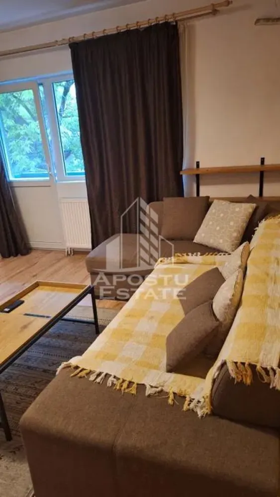 Apartament cu 2 camere, de inchiriat, zona Telegrafului, Centrala - Agentia imobiliara APOSTU ESTATE va propune spre inchiriere un apartament cu 2 camere, spatios si luminos, situat in Timisoara, zona Telegrafului, o zona linistita si bine pozitionata, potrivit pentru cupluri,familii, sau studenti care isi doresc o locuinta unde sa se simta confortabil si cu acces facil catre scoli, statii de autobuz, supermarketuri , magazine de zona, parcuri.

Suprafata utila: 55 mp
Compartimentare eficienta:
-Hol de acces generos.
-Bucatarie inchisa, mobilata si utilata.
-Living room spatios si luminos.
-Dormitor matrimonial.
-Baie cu cada.

Confort si facilitati:
-Incalzirea apartamentului: Calorifere, Centrala proprie.
-Apartamentul este complet mobilat si utilat.
- Nu se accepta animale de companie de catre proprietar.

Localizare:
-Timis, Timisoara, zona Telegrafului– acces facil : Lidl, BeFit Modern, Marele Restaurant Chinezesc.

Ideal pentru:
-Cupluri.
-Persoane singure.

Disponibilitate: imediata
Pret chirie lunara: 400 euro.
Programeaza o vizionare pentru a-ti putea imagina viitorul aici!
ID intern: CP3129529