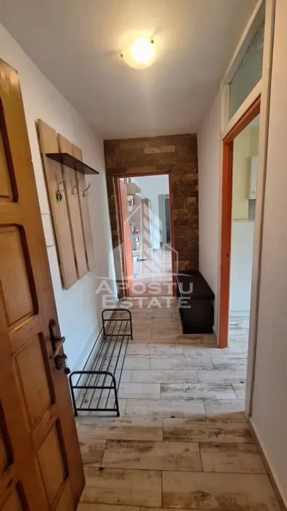 Apartament cu 2 camere, de inchiriat, zona Telegrafului, Centrala - Agentia imobiliara APOSTU ESTATE va propune spre inchiriere un apartament cu 2 camere, spatios si luminos, situat in Timisoara, zona Telegrafului, o zona linistita si bine pozitionata, potrivit pentru cupluri,familii, sau studenti care isi doresc o locuinta unde sa se simta confortabil si cu acces facil catre scoli, statii de autobuz, supermarketuri , magazine de zona, parcuri.

Suprafata utila: 55 mp
Compartimentare eficienta:
-Hol de acces generos.
-Bucatarie inchisa, mobilata si utilata.
-Living room spatios si luminos.
-Dormitor matrimonial.
-Baie cu cada.

Confort si facilitati:
-Incalzirea apartamentului: Calorifere, Centrala proprie.
-Apartamentul este complet mobilat si utilat.
- Nu se accepta animale de companie de catre proprietar.

Localizare:
-Timis, Timisoara, zona Telegrafului– acces facil : Lidl, BeFit Modern, Marele Restaurant Chinezesc.

Ideal pentru:
-Cupluri.
-Persoane singure.

Disponibilitate: imediata
Pret chirie lunara: 400 euro.
Programeaza o vizionare pentru a-ti putea imagina viitorul aici!
ID intern: CP3129529
