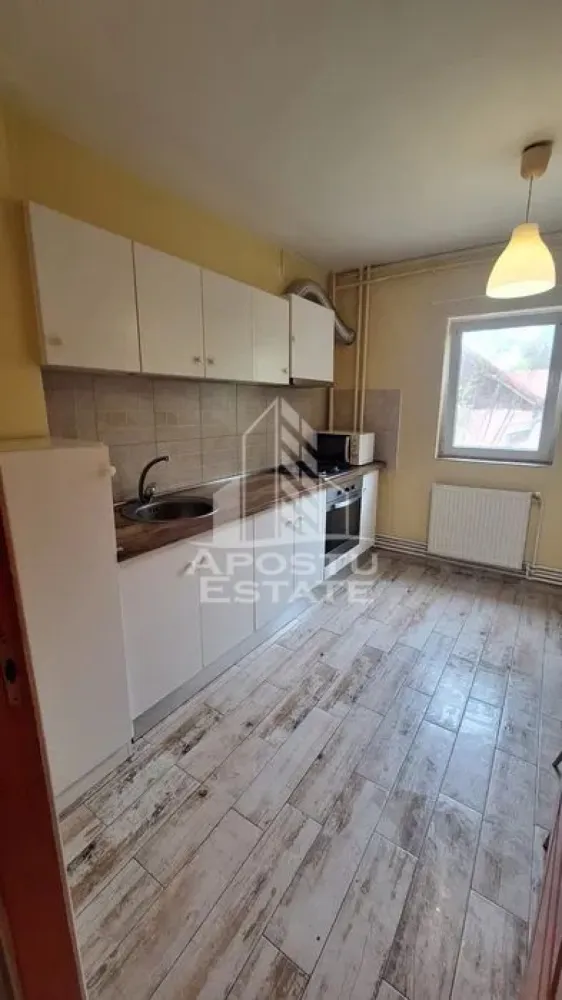 Apartament cu 2 camere, de inchiriat, zona Telegrafului, Centrala - Agentia imobiliara APOSTU ESTATE va propune spre inchiriere un apartament cu 2 camere, spatios si luminos, situat in Timisoara, zona Telegrafului, o zona linistita si bine pozitionata, potrivit pentru cupluri,familii, sau studenti care isi doresc o locuinta unde sa se simta confortabil si cu acces facil catre scoli, statii de autobuz, supermarketuri , magazine de zona, parcuri.

Suprafata utila: 55 mp
Compartimentare eficienta:
-Hol de acces generos.
-Bucatarie inchisa, mobilata si utilata.
-Living room spatios si luminos.
-Dormitor matrimonial.
-Baie cu cada.

Confort si facilitati:
-Incalzirea apartamentului: Calorifere, Centrala proprie.
-Apartamentul este complet mobilat si utilat.
- Nu se accepta animale de companie de catre proprietar.

Localizare:
-Timis, Timisoara, zona Telegrafului– acces facil : Lidl, BeFit Modern, Marele Restaurant Chinezesc.

Ideal pentru:
-Cupluri.
-Persoane singure.

Disponibilitate: imediata
Pret chirie lunara: 400 euro.
Programeaza o vizionare pentru a-ti putea imagina viitorul aici!
ID intern: CP3129529