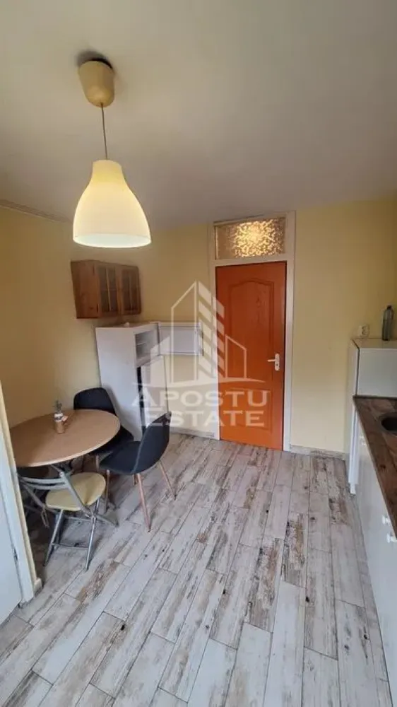 Apartament cu 2 camere, de inchiriat, zona Telegrafului, Centrala - Agentia imobiliara APOSTU ESTATE va propune spre inchiriere un apartament cu 2 camere, spatios si luminos, situat in Timisoara, zona Telegrafului, o zona linistita si bine pozitionata, potrivit pentru cupluri,familii, sau studenti care isi doresc o locuinta unde sa se simta confortabil si cu acces facil catre scoli, statii de autobuz, supermarketuri , magazine de zona, parcuri.

Suprafata utila: 55 mp
Compartimentare eficienta:
-Hol de acces generos.
-Bucatarie inchisa, mobilata si utilata.
-Living room spatios si luminos.
-Dormitor matrimonial.
-Baie cu cada.

Confort si facilitati:
-Incalzirea apartamentului: Calorifere, Centrala proprie.
-Apartamentul este complet mobilat si utilat.
- Nu se accepta animale de companie de catre proprietar.

Localizare:
-Timis, Timisoara, zona Telegrafului– acces facil : Lidl, BeFit Modern, Marele Restaurant Chinezesc.

Ideal pentru:
-Cupluri.
-Persoane singure.

Disponibilitate: imediata
Pret chirie lunara: 400 euro.
Programeaza o vizionare pentru a-ti putea imagina viitorul aici!
ID intern: CP3129529