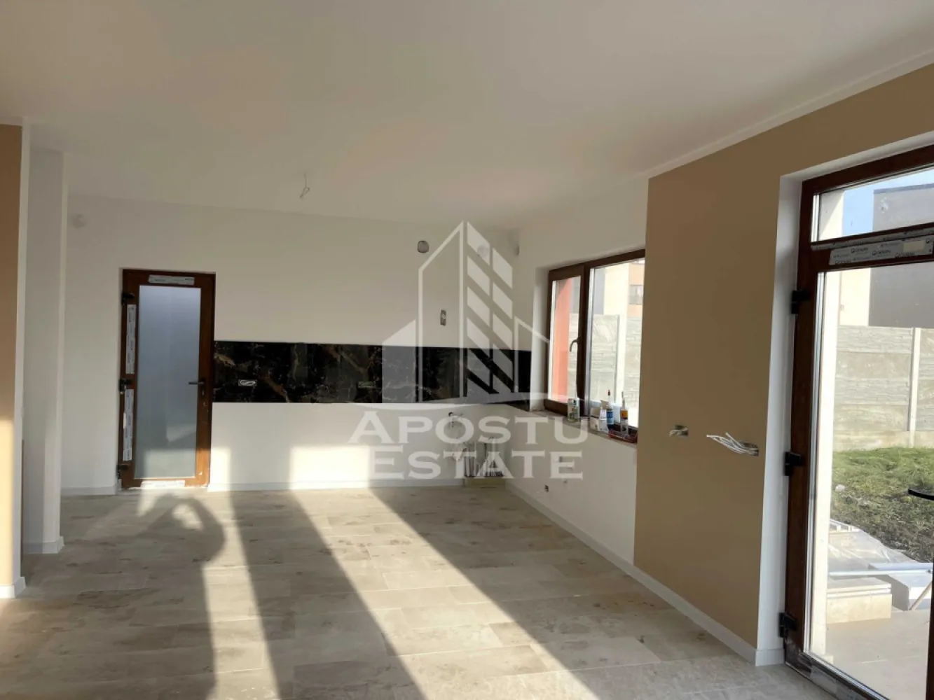 Casa individuala in zona Calea Urseni de vanzare, Timisoara - Agentia imobiliara Apostu Estate va propune spre vanzare o casa cu 4 camere, situata in Timis, Timisoara, zona Calea Urseni.

Imobilul are o suprafata utila de 100 mp si este amplasat pe un teren generos de 470 mp, fiind ideal pentru o familie.

Proprietatea beneficiaza de un front stradal de 16 ml, cu posibilitatea parcarii a doua masini in curtea pavata. Regimul de inaltime este P+1.

Compartimentare:

Parter:
 • Hol generos cu spatiu pentru masina de spalat sub scara
 • Bucatarie open space cu living si iesire pe terasa de aproximativ 25 mp
 • Birou/dormitor
 • Baie

Etaj:
 • 2 dormitoare luminoase, fiecare cu balcon propriu de aproximativ 20 mp
 • Baie

Casa se preda la cheie, complet echipata, fiind racordata la toate utilitatile: apa, canalizare, curent electric, gaz, internet si TV.

Avantaje:
 • Teren generos
 • Terasa si balcoane spatioase
 • Compartimentare practica
 • Ideala pentru familie

Imobilul este situat in vecinatatea mai multor puncte de interes:
 • Magazine si supermarketuri
 • Mijloace de transport in comun
 • Acces facil catre oras

Agentia imobiliara Apostu Estate va ofera consultanta bancara gratuita prin intermediul colaboratorilor nostri pentru alegerea celui mai potrivit tip de credit, astfel incat tu sa devi noul proprietar al acestui apartament.

CP2256626