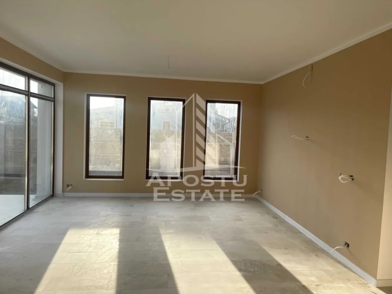 Casa individuala in zona Calea Urseni de vanzare, Timisoara - Agentia imobiliara Apostu Estate va propune spre vanzare o casa cu 4 camere, situata in Timis, Timisoara, zona Calea Urseni.

Imobilul are o suprafata utila de 100 mp si este amplasat pe un teren generos de 470 mp, fiind ideal pentru o familie.

Proprietatea beneficiaza de un front stradal de 16 ml, cu posibilitatea parcarii a doua masini in curtea pavata. Regimul de inaltime este P+1.

Compartimentare:

Parter:
 • Hol generos cu spatiu pentru masina de spalat sub scara
 • Bucatarie open space cu living si iesire pe terasa de aproximativ 25 mp
 • Birou/dormitor
 • Baie

Etaj:
 • 2 dormitoare luminoase, fiecare cu balcon propriu de aproximativ 20 mp
 • Baie

Casa se preda la cheie, complet echipata, fiind racordata la toate utilitatile: apa, canalizare, curent electric, gaz, internet si TV.

Avantaje:
 • Teren generos
 • Terasa si balcoane spatioase
 • Compartimentare practica
 • Ideala pentru familie

Imobilul este situat in vecinatatea mai multor puncte de interes:
 • Magazine si supermarketuri
 • Mijloace de transport in comun
 • Acces facil catre oras

Agentia imobiliara Apostu Estate va ofera consultanta bancara gratuita prin intermediul colaboratorilor nostri pentru alegerea celui mai potrivit tip de credit, astfel incat tu sa devi noul proprietar al acestui apartament.

CP2256626