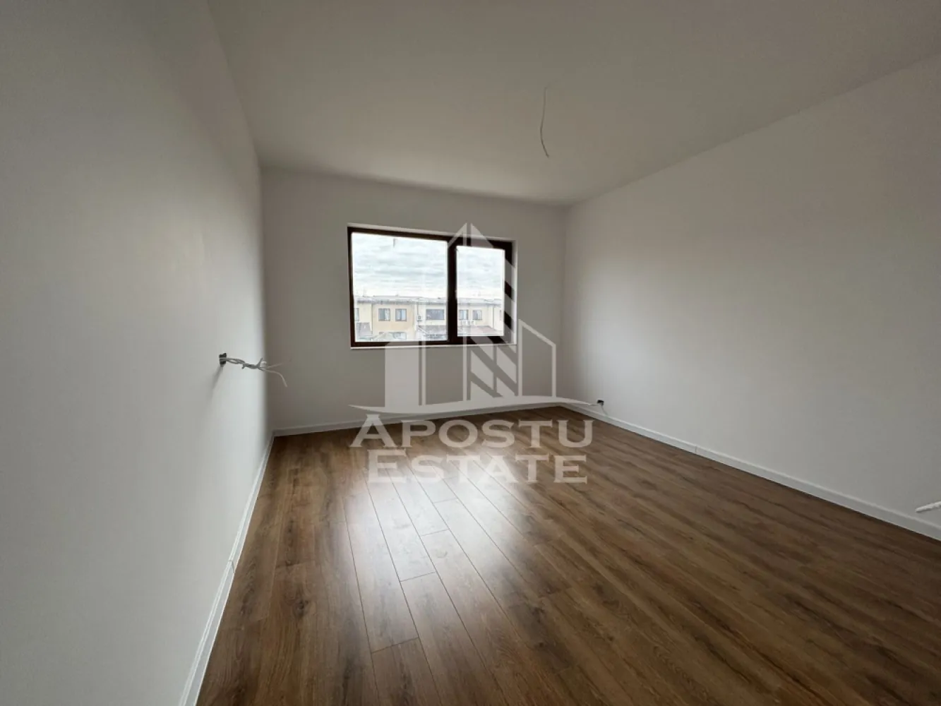 Casa individuala in zona Calea Urseni de vanzare, Timisoara - Agentia imobiliara Apostu Estate va propune spre vanzare o casa cu 4 camere, situata in Timis, Timisoara, zona Calea Urseni.

Imobilul are o suprafata utila de 100 mp si este amplasat pe un teren generos de 470 mp, fiind ideal pentru o familie.

Proprietatea beneficiaza de un front stradal de 16 ml, cu posibilitatea parcarii a doua masini in curtea pavata. Regimul de inaltime este P+1.

Compartimentare:

Parter:
 • Hol generos cu spatiu pentru masina de spalat sub scara
 • Bucatarie open space cu living si iesire pe terasa de aproximativ 25 mp
 • Birou/dormitor
 • Baie

Etaj:
 • 2 dormitoare luminoase, fiecare cu balcon propriu de aproximativ 20 mp
 • Baie

Casa se preda la cheie, complet echipata, fiind racordata la toate utilitatile: apa, canalizare, curent electric, gaz, internet si TV.

Avantaje:
 • Teren generos
 • Terasa si balcoane spatioase
 • Compartimentare practica
 • Ideala pentru familie

Imobilul este situat in vecinatatea mai multor puncte de interes:
 • Magazine si supermarketuri
 • Mijloace de transport in comun
 • Acces facil catre oras

Agentia imobiliara Apostu Estate va ofera consultanta bancara gratuita prin intermediul colaboratorilor nostri pentru alegerea celui mai potrivit tip de credit, astfel incat tu sa devi noul proprietar al acestui apartament.

CP2256626