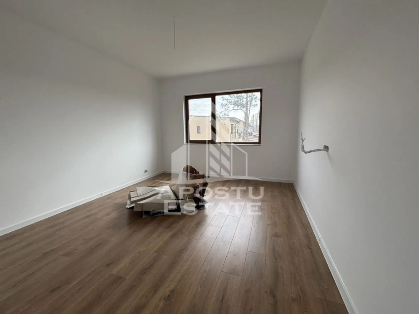 Casa individuala in zona Calea Urseni de vanzare, Timisoara - Agentia imobiliara Apostu Estate va propune spre vanzare o casa cu 4 camere, situata in Timis, Timisoara, zona Calea Urseni.

Imobilul are o suprafata utila de 100 mp si este amplasat pe un teren generos de 470 mp, fiind ideal pentru o familie.

Proprietatea beneficiaza de un front stradal de 16 ml, cu posibilitatea parcarii a doua masini in curtea pavata. Regimul de inaltime este P+1.

Compartimentare:

Parter:
 • Hol generos cu spatiu pentru masina de spalat sub scara
 • Bucatarie open space cu living si iesire pe terasa de aproximativ 25 mp
 • Birou/dormitor
 • Baie

Etaj:
 • 2 dormitoare luminoase, fiecare cu balcon propriu de aproximativ 20 mp
 • Baie

Casa se preda la cheie, complet echipata, fiind racordata la toate utilitatile: apa, canalizare, curent electric, gaz, internet si TV.

Avantaje:
 • Teren generos
 • Terasa si balcoane spatioase
 • Compartimentare practica
 • Ideala pentru familie

Imobilul este situat in vecinatatea mai multor puncte de interes:
 • Magazine si supermarketuri
 • Mijloace de transport in comun
 • Acces facil catre oras

Agentia imobiliara Apostu Estate va ofera consultanta bancara gratuita prin intermediul colaboratorilor nostri pentru alegerea celui mai potrivit tip de credit, astfel incat tu sa devi noul proprietar al acestui apartament.

CP2256626