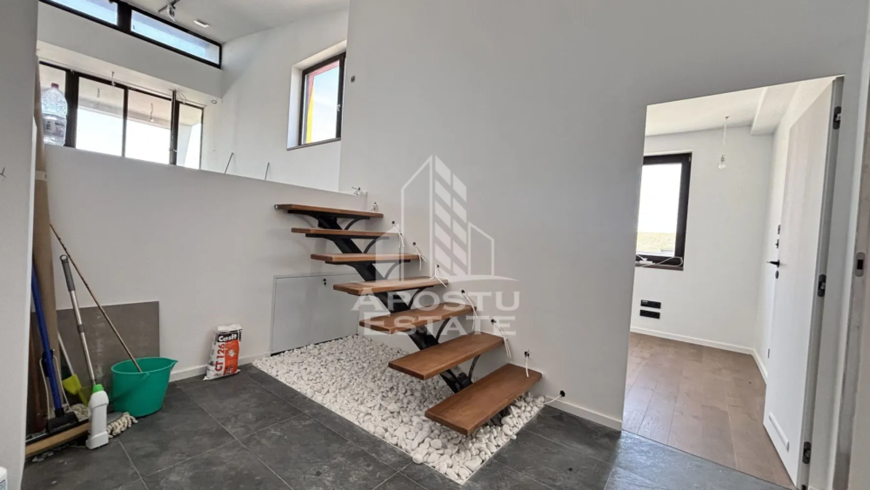 PENTHOUSE superb cu 3 camere si terasa mare in Timisoara | COMISION 0 - Agentia imobiliara Apostu Estate va propune spre vanzare un PENTHOUSE spectaculos, dispus pe 2 nivele, situat in Timișoara, zona Șagului, intr-un imobil exclusivist, cu doar 2 apartamente pe nivel, pozitionat la ultimul etaj.

COMISION 0

Aceasta proprietate impresioneaza prin designul modern, suprafetele vitrate generoase si finisajele premium, fiind ideala pentru cei care isi doresc un stil de viata exclusivist.

Suprafata utila: 127 mp
Terasa: 70 mp

Compartimentare

* Living spectaculos de aproximativ 50 mp, cu suprafete vitrate ample
* Bucatarie inchisa, generoasa, cu design modern si lumina naturala
* 2 dormitoare luminoase, vitrate
* 2 bai moderne
* 2 holuri
* Terasa impresionanta, ideala pentru relaxare

Dotari si tehnologii

* Sistem de incalzire si racire prin pompa de caldura Daikin, cu eficienta energetica ridicata si costuri reduse
* Incalzire si racire in pardoseala
* Sistem de ventilatie si control al umiditatii, pentru un climat interior optim pe tot parcursul anului
* Sistem smart home tip KNX, complet controlabil din aplicatie
* Pregatire pentru sistem audio integrat in tavan (cablaj existent in intreaga locuinta si pe terasa)
* Usi interioare tip Filomuro
* Finisaje premium atent alese

Facilitati

* 2 locuri de parcare subteran
* Imobil construit in 2010, finalizat si renovat integral in 2024 (nefiind locuit)
* Intimitate sporita – doar 2 apartamente pe nivel
* Terasa generoasa de 70 mp, ideala pentru amenajare zona lounge sau dining exterior

Pentru o intelegere mai usoara a compartimentarii si a potentialului proprietatii, in prezentare puteti observa randari urmate de fotografii reale ale fiecarei incaperi.

Localizare excelenta:

* Aproximativ 10 minute de mers pe jos pana la Shopping City Timișoara
* La doar 3 minute de supermarketuri, farmacii si alte facilitati (ex: Profi)
* Zona linistita, retrasa de la traficul intens

Acest penthouse de vanzare in Timisoara este alegerea perfecta pentru cei care cauta confort, tehnologie moderna si un design arhitectural deosebit.

Agentia imobiliara Apostu Estate va ofera consultanta bancara gratuita prin intermediul colaboratorilor nostri, pentru alegerea celui mai potrivit tip de credit, astfel incat tu sa devii noul proprietar al acestei proprietati unice.

Va asteptam cu drag la vizionare!