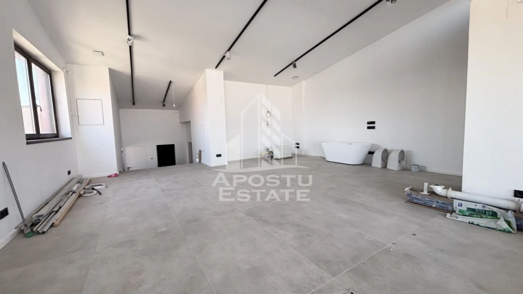 PENTHOUSE superb cu 3 camere si terasa mare in Timisoara | COMISION 0 - Agentia imobiliara Apostu Estate va propune spre vanzare un PENTHOUSE spectaculos, dispus pe 2 nivele, situat in Timișoara, zona Șagului, intr-un imobil exclusivist, cu doar 2 apartamente pe nivel, pozitionat la ultimul etaj.

COMISION 0

Aceasta proprietate impresioneaza prin designul modern, suprafetele vitrate generoase si finisajele premium, fiind ideala pentru cei care isi doresc un stil de viata exclusivist.

Suprafata utila: 127 mp
Terasa: 70 mp

Compartimentare

* Living spectaculos de aproximativ 50 mp, cu suprafete vitrate ample
* Bucatarie inchisa, generoasa, cu design modern si lumina naturala
* 2 dormitoare luminoase, vitrate
* 2 bai moderne
* 2 holuri
* Terasa impresionanta, ideala pentru relaxare

Dotari si tehnologii

* Sistem de incalzire si racire prin pompa de caldura Daikin, cu eficienta energetica ridicata si costuri reduse
* Incalzire si racire in pardoseala
* Sistem de ventilatie si control al umiditatii, pentru un climat interior optim pe tot parcursul anului
* Sistem smart home tip KNX, complet controlabil din aplicatie
* Pregatire pentru sistem audio integrat in tavan (cablaj existent in intreaga locuinta si pe terasa)
* Usi interioare tip Filomuro
* Finisaje premium atent alese

Facilitati

* 2 locuri de parcare subteran
* Imobil construit in 2010, finalizat si renovat integral in 2024 (nefiind locuit)
* Intimitate sporita – doar 2 apartamente pe nivel
* Terasa generoasa de 70 mp, ideala pentru amenajare zona lounge sau dining exterior

Pentru o intelegere mai usoara a compartimentarii si a potentialului proprietatii, in prezentare puteti observa randari urmate de fotografii reale ale fiecarei incaperi.

Localizare excelenta:

* Aproximativ 10 minute de mers pe jos pana la Shopping City Timișoara
* La doar 3 minute de supermarketuri, farmacii si alte facilitati (ex: Profi)
* Zona linistita, retrasa de la traficul intens

Acest penthouse de vanzare in Timisoara este alegerea perfecta pentru cei care cauta confort, tehnologie moderna si un design arhitectural deosebit.

Agentia imobiliara Apostu Estate va ofera consultanta bancara gratuita prin intermediul colaboratorilor nostri, pentru alegerea celui mai potrivit tip de credit, astfel incat tu sa devii noul proprietar al acestei proprietati unice.

Va asteptam cu drag la vizionare!