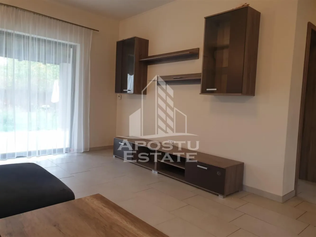 Jumatate de duplex Giroc - APOSTU ESTATE vă propune spre &icirc;nchiriere o jumatete de duplex spatios in Giroc.
Vecinatati:
-Lidl

Acces facil la transportul in comun.

 
Locuința &icirc;n regim de P+1 se distinge prin aspectul modern și suprafața generoasă. Suprafata terenului este de 300mp.
La parter:hol acces baie mare o debara bucătărie livingul (foarte generos).
La etaj: 3 dormitoare baie.

 
Confortul termic este realizat prin intermediul centralei termice.
Suprafata terenului este de 300 mp.
Imobilul dispune de doua locuri de parcare in fata casei.
 

Vă așteptăm cu drag la o vizionare!

ID intern: 10896.
