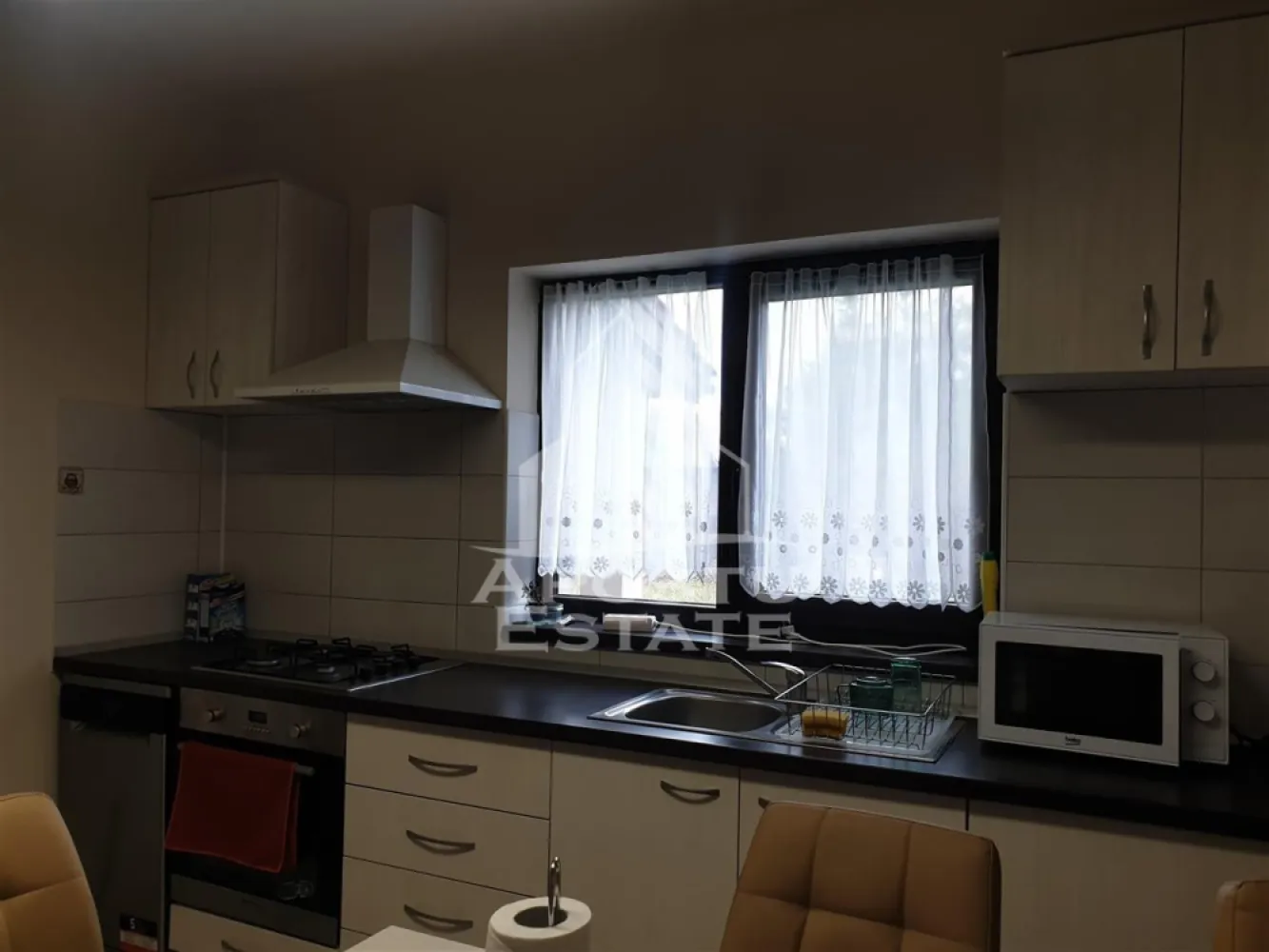 Jumatate de duplex Giroc - APOSTU ESTATE vă propune spre &icirc;nchiriere o jumatete de duplex spatios in Giroc.
Vecinatati:
-Lidl

Acces facil la transportul in comun.

 
Locuința &icirc;n regim de P+1 se distinge prin aspectul modern și suprafața generoasă. Suprafata terenului este de 300mp.
La parter:hol acces baie mare o debara bucătărie livingul (foarte generos).
La etaj: 3 dormitoare baie.

 
Confortul termic este realizat prin intermediul centralei termice.
Suprafata terenului este de 300 mp.
Imobilul dispune de doua locuri de parcare in fata casei.
 

Vă așteptăm cu drag la o vizionare!

ID intern: 10896.