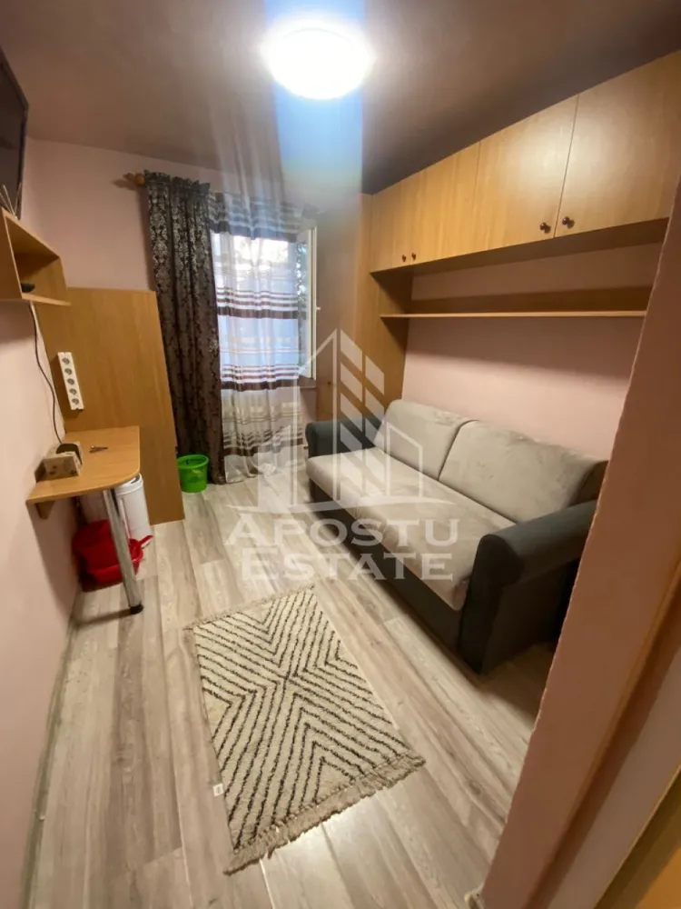 Garsoniera de inchiriat renovata in Complexul Studentesc, Timisoara - Agentia imobiliara Apostu Estate va propune spre inchiriere o garsoniera cocheta situata in Complexul Studentesc, in Timis, Timisoara. 
Ideala pentru o persoana.
 
Compartimentare

- Hol Acces
- Baie
- Camera
- Chicineta

Garsoniera este mobilata si utilata:
- Cuptor microunde
- Plita electrica
- Fier de calcat
- Frigider
- TV
- masina de spalat rufe

Imobilul este situat in apropiere de 
Facultati la 10-15 minute pe jos: FEEA, UVT, Politehnica
Supermarket la 3 minute
Mijloace de transport in comun la 5 minute.

Garantie 1000 lei. 

Va asteptam cu drag la vizionare!

ID intern: 15509.