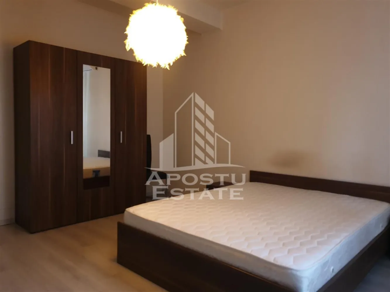 Jumatate de duplex Giroc - APOSTU ESTATE vă propune spre &icirc;nchiriere o jumatete de duplex spatios in Giroc.
Vecinatati:
-Lidl

Acces facil la transportul in comun.

 
Locuința &icirc;n regim de P+1 se distinge prin aspectul modern și suprafața generoasă. Suprafata terenului este de 300mp.
La parter:hol acces baie mare o debara bucătărie livingul (foarte generos).
La etaj: 3 dormitoare baie.

 
Confortul termic este realizat prin intermediul centralei termice.
Suprafata terenului este de 300 mp.
Imobilul dispune de doua locuri de parcare in fata casei.
 

Vă așteptăm cu drag la o vizionare!

ID intern: 10896.