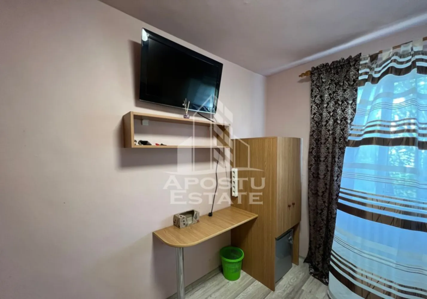 Garsoniera de inchiriat renovata in Complexul Studentesc, Timisoara - Agentia imobiliara Apostu Estate va propune spre inchiriere o garsoniera cocheta situata in Complexul Studentesc, in Timis, Timisoara. 
Ideala pentru o persoana.
 
Compartimentare

- Hol Acces
- Baie
- Camera
- Chicineta

Garsoniera este mobilata si utilata:
- Cuptor microunde
- Plita electrica
- Fier de calcat
- Frigider
- TV
- masina de spalat rufe

Imobilul este situat in apropiere de 
Facultati la 10-15 minute pe jos: FEEA, UVT, Politehnica
Supermarket la 3 minute
Mijloace de transport in comun la 5 minute.

Garantie 1000 lei. 

Va asteptam cu drag la vizionare!

ID intern: 15509.