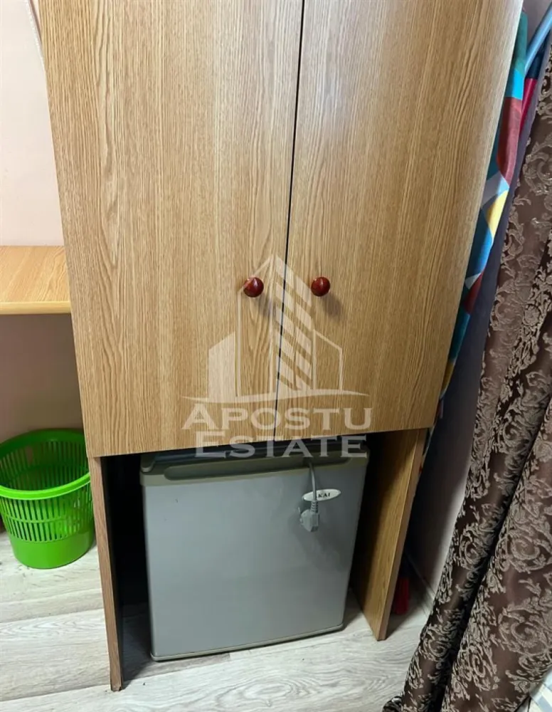 Garsoniera de inchiriat renovata in Complexul Studentesc, Timisoara - Agentia imobiliara Apostu Estate va propune spre inchiriere o garsoniera cocheta situata in Complexul Studentesc, in Timis, Timisoara. 
Ideala pentru o persoana.
 
Compartimentare

- Hol Acces
- Baie
- Camera
- Chicineta

Garsoniera este mobilata si utilata:
- Cuptor microunde
- Plita electrica
- Fier de calcat
- Frigider
- TV
- masina de spalat rufe

Imobilul este situat in apropiere de 
Facultati la 10-15 minute pe jos: FEEA, UVT, Politehnica
Supermarket la 3 minute
Mijloace de transport in comun la 5 minute.

Garantie 1000 lei. 

Va asteptam cu drag la vizionare!

ID intern: 15509.