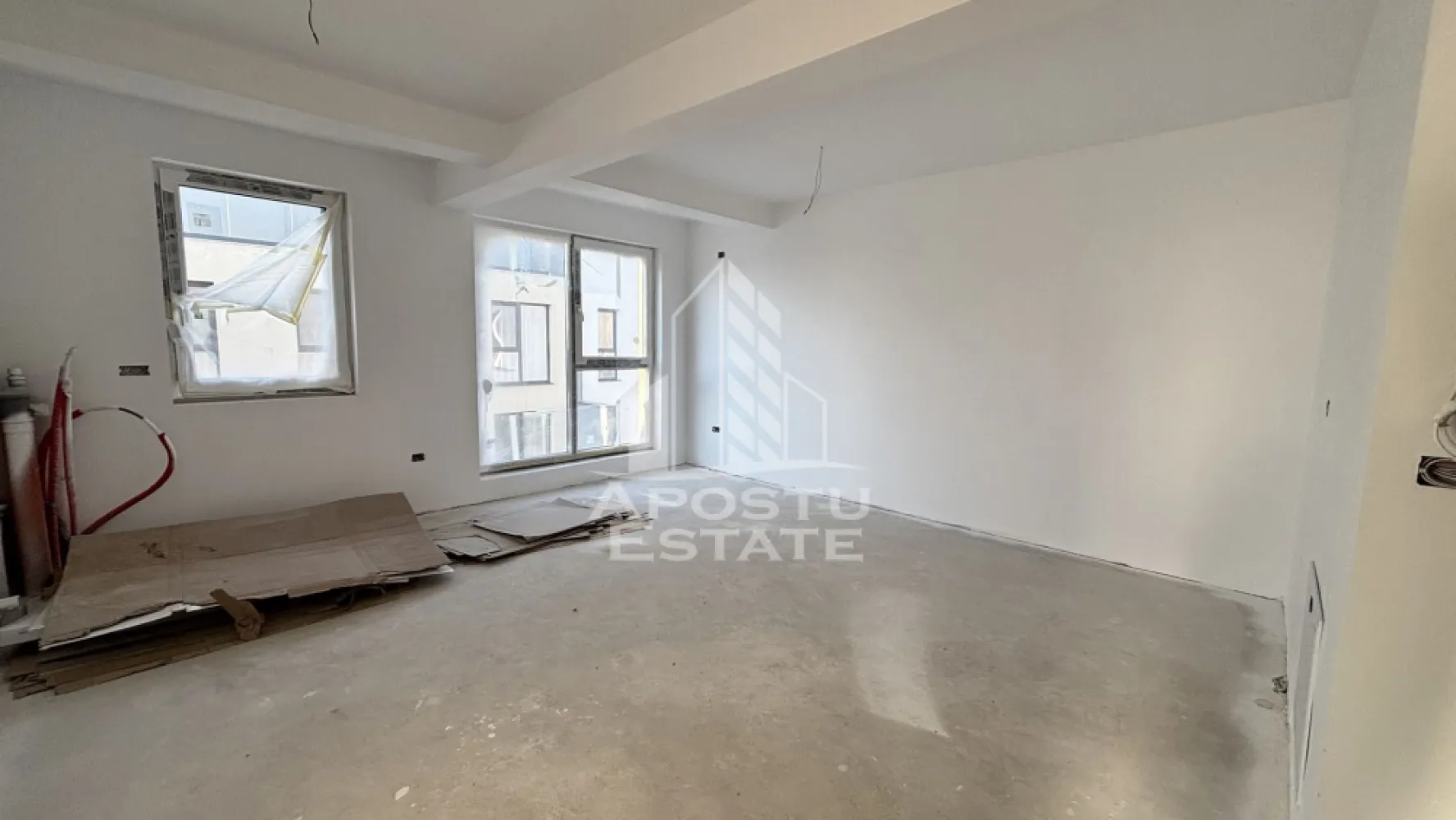 Apartament cu 2 camere, decomandat, etaj intermediar,zona Ciarda Rosie - Agentia imobiliara Apostu Estate va propune spre vanzare un apartament modern cu 2 camere, situat intr-un bloc nou, finalizat in 2026, in zona Buziasului - Ciarda Rosie, Timisoara.
Un loc de parcare propriu.
Extras de carte funciara Timisoara.
Predare la cheie. 
Asfalt in jurul blocului. 
Mai sunt doar doua apartamente dispobinile, compartimentare:
 • bucatarie open space cu livingul, pentru un sentiment de spatiu generos
 • decomandat - bucatarie inchisa pentru mai mult confort

Suprafata utila: 43 mp
Balcon: 7 mp
Etaj 2 din 3 etaje. 

Caracteristici principale: 
 • finisaje premium
 • centrala proprie cu incalzire in pardoseala
 • spatii vitrate generoase, lumina naturala
 • bloc nou, realizat la standarde moderne de constructie

Apartamentul este ideal atat pentru locuire, cat si pentru investitie datorita zonei in plina dezvoltare langa Hornbach Buziasului.

TVA inclus. Pretul este negociabil.
Poti fi chiar tu noul proprietar, oferim GRATUIT consultanta pentru obtinerea celui mai avantajos credit imobiliar, ca sa te poti bucura de noua ta casa fara griji suplimentare. 

Pentru mai multe detalii sau pentru programarea unei vizionari, nu ezitati sa ne contactati.