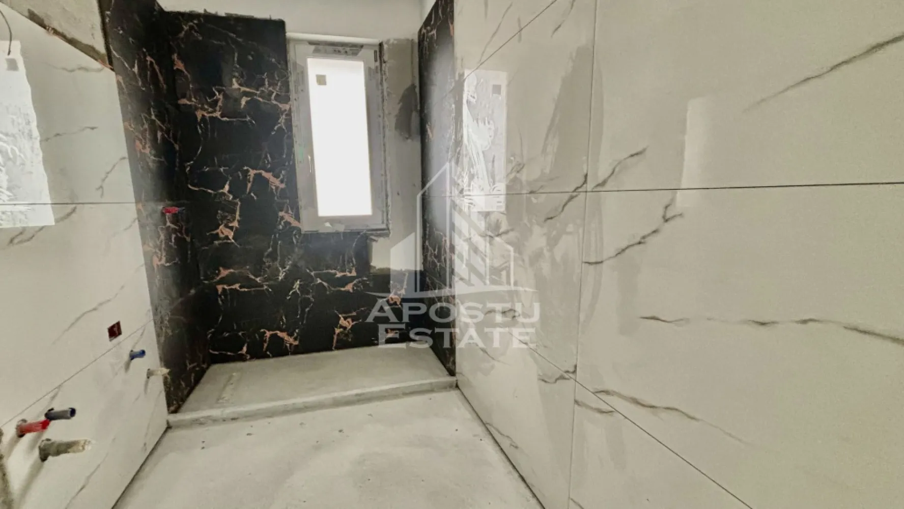 Apartament cu 2 camere, decomandat, etaj intermediar,zona Ciarda Rosie - Agentia imobiliara Apostu Estate va propune spre vanzare un apartament modern cu 2 camere, situat intr-un bloc nou, finalizat in 2026, in zona Buziasului - Ciarda Rosie, Timisoara.
Un loc de parcare propriu.
Extras de carte funciara Timisoara.
Predare la cheie. 
Asfalt in jurul blocului. 
Mai sunt doar doua apartamente dispobinile, compartimentare:
 • bucatarie open space cu livingul, pentru un sentiment de spatiu generos
 • decomandat - bucatarie inchisa pentru mai mult confort

Suprafata utila: 43 mp
Balcon: 7 mp
Etaj 2 din 3 etaje. 

Caracteristici principale: 
 • finisaje premium
 • centrala proprie cu incalzire in pardoseala
 • spatii vitrate generoase, lumina naturala
 • bloc nou, realizat la standarde moderne de constructie

Apartamentul este ideal atat pentru locuire, cat si pentru investitie datorita zonei in plina dezvoltare langa Hornbach Buziasului.

TVA inclus. Pretul este negociabil.
Poti fi chiar tu noul proprietar, oferim GRATUIT consultanta pentru obtinerea celui mai avantajos credit imobiliar, ca sa te poti bucura de noua ta casa fara griji suplimentare. 

Pentru mai multe detalii sau pentru programarea unei vizionari, nu ezitati sa ne contactati.