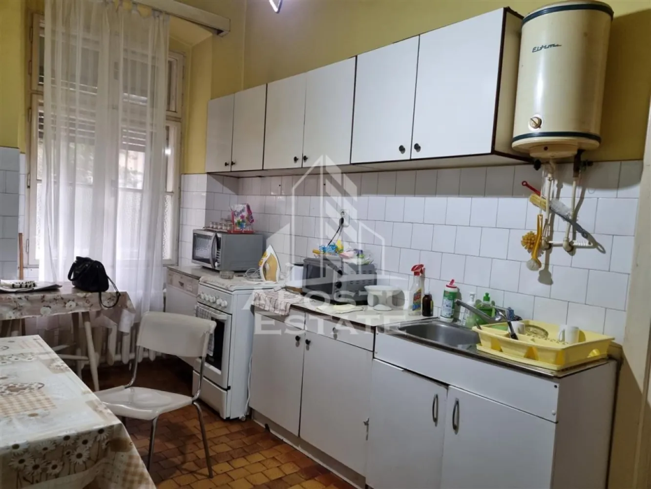 Apartament cu 4 camere de inchiriat, Ultraentral, Timisoara - Agentia imobiliara Apostu Estate va propune spre inchiriere un apartament cu 4 camere nedecomandat, situat in Timis, Timisoara, zona Ultracentral, la etajul 2.

Imobilul are o suprafata utila de aproximativ 140 mp, fiind ideal pentru locuit sau activitati de birou.

Compartimentare:
 • Hol acces
 • Bucatarie
 • Living
 • 3 dormitoare
 • 2 bai

Confortul termic este asigurat prin termoficare si aer conditionat.

Imobilul este situat in vecinatatea mai multor puncte de interes:
 • Tribunal
 • Piata Unirii
 • Mijloace de transport in comun

Agentia imobiliara Apostu Estate va ofera consultanta bancara gratuita prin intermediul colaboratorilor nostri pentru alegerea celui mai potrivit tip de credit, astfel incat tu sa devi noul proprietar al acestui apartament.
CP1892799