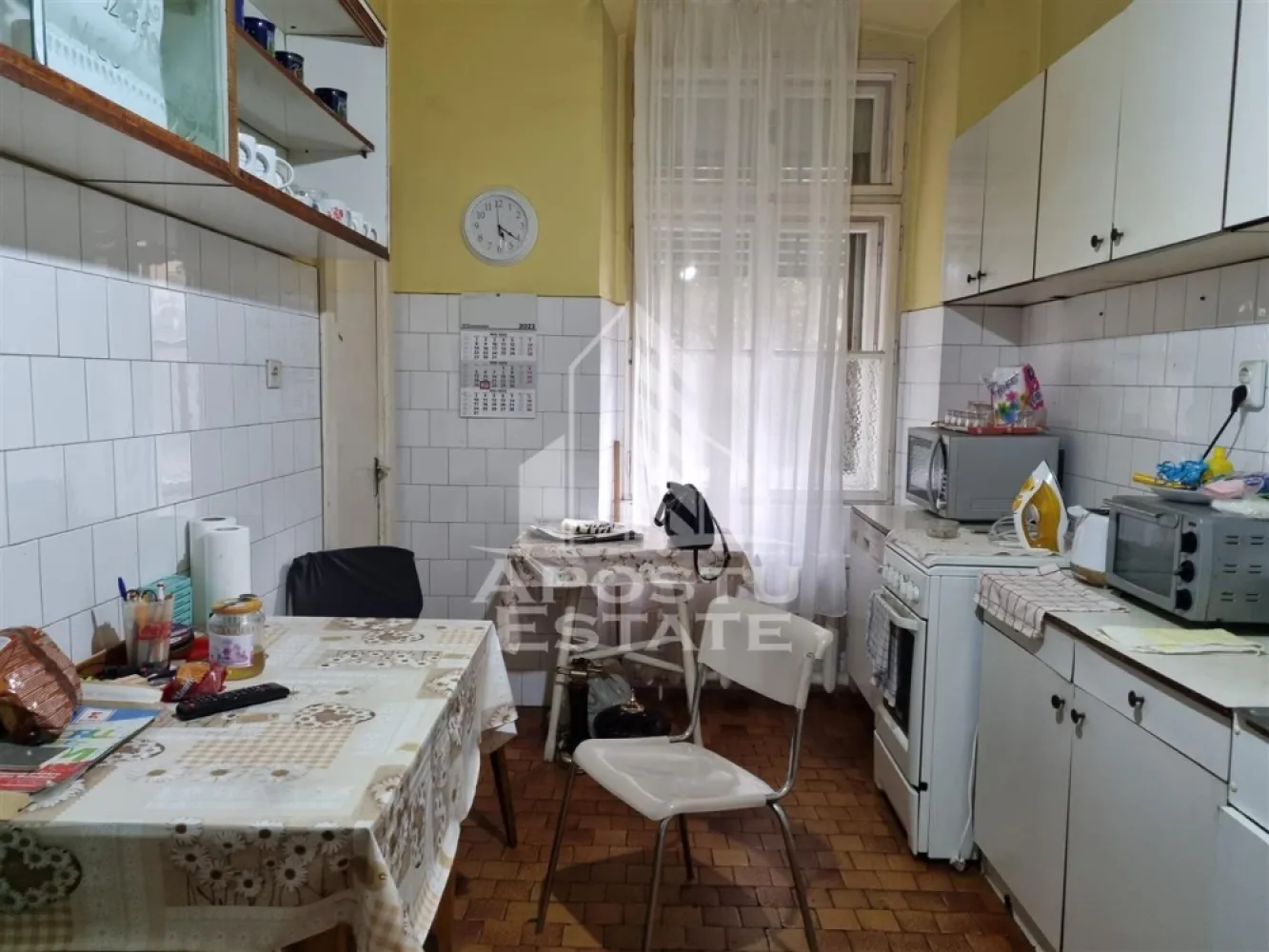 Apartament cu 4 camere de inchiriat, Ultraentral, Timisoara - Agentia imobiliara Apostu Estate va propune spre inchiriere un apartament cu 4 camere nedecomandat, situat in Timis, Timisoara, zona Ultracentral, la etajul 2.

Imobilul are o suprafata utila de aproximativ 140 mp, fiind ideal pentru locuit sau activitati de birou.

Compartimentare:
 • Hol acces
 • Bucatarie
 • Living
 • 3 dormitoare
 • 2 bai

Confortul termic este asigurat prin termoficare si aer conditionat.

Imobilul este situat in vecinatatea mai multor puncte de interes:
 • Tribunal
 • Piata Unirii
 • Mijloace de transport in comun

Agentia imobiliara Apostu Estate va ofera consultanta bancara gratuita prin intermediul colaboratorilor nostri pentru alegerea celui mai potrivit tip de credit, astfel incat tu sa devi noul proprietar al acestui apartament.
CP1892799
