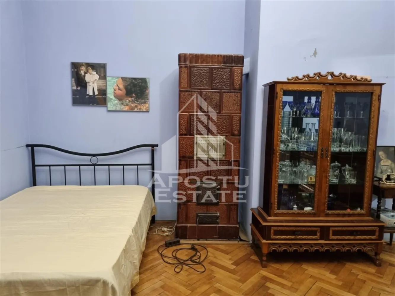 Apartament cu 4 camere de inchiriat, Ultraentral, Timisoara - Agentia imobiliara Apostu Estate va propune spre inchiriere un apartament cu 4 camere nedecomandat, situat in Timis, Timisoara, zona Ultracentral, la etajul 2.

Imobilul are o suprafata utila de aproximativ 140 mp, fiind ideal pentru locuit sau activitati de birou.

Compartimentare:
 • Hol acces
 • Bucatarie
 • Living
 • 3 dormitoare
 • 2 bai

Confortul termic este asigurat prin termoficare si aer conditionat.

Imobilul este situat in vecinatatea mai multor puncte de interes:
 • Tribunal
 • Piata Unirii
 • Mijloace de transport in comun

Agentia imobiliara Apostu Estate va ofera consultanta bancara gratuita prin intermediul colaboratorilor nostri pentru alegerea celui mai potrivit tip de credit, astfel incat tu sa devi noul proprietar al acestui apartament.
CP1892799